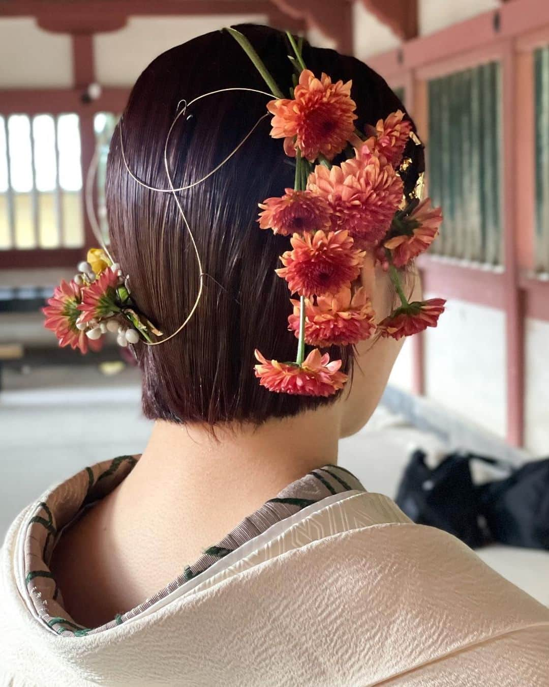 みんなのウェディングさんのインスタグラム写真 - (みんなのウェディングInstagram)「. . ˗ˏˋ Trend Hairmake...♡ ˎˊ˗ . こんばんは🌙みんなのウェディングです☺️ ⁡ 本日は、#ボブ花嫁 さま＆ #ショート花嫁 さま必見…🫧 伸ばさなくてもお洒落＆こなれ感を演出できる ボブ花嫁さまのヘアアレンジ特集をお送りします🕊️  ……………………………………………………………………  ˗ˏˋ #みんなのウェディング でpostしよう🤍 ˎˊ˗  上記を付けて投稿するとこのアカウントで紹介されるかも…🕊️ ぜひ皆さまのとっても素敵なお写真、お待ちしてます✨  ……………………………………………………………………  アクセや生花次第で雰囲気が変わるお姿は まさにショート花嫁さまならではの特権✨  ぜひ保存してご覧ください🔖  ⁡♡-----Special Thanks-----♡ @sato.yashima_hairmake さま @hairmake_suzu さま @toki_sayaka さま  -------------------------------------------- 🌷結婚式準備に役立つ情報を更新中 　@minnano_wedding 🔗をcheck🕊️ ・ 🌷結婚式準備のお悩みや式場＆ドレスの予約相談は 《みんなのウェディング相談デスク》へ🕊️ ・ 🌷結婚式場の口コミ・本物の費用明細は 《みんなのウェディング》結婚式場検索へ🕊️ --------------------------------------------  #ブライダルアクセサリー #ウェディングヘア #韓国ウェディング #ブライダルヘア #花嫁ヘア #ブライダルヘアアレンジ　 #ブライダルヘアメイク #ウェディングヘアメイク #ヘアメイクリハーサル #二次会ヘア #出張ヘアメイク #挙式ヘア #和装ヘア #和装ヘアアレンジ #結婚式ヘアアレンジ #挙式ヘア #お色直しヘア #花嫁ヘアスタイル #花嫁ヘアメイク #2024冬婚 #2024春婚 #2024夏婚 #2024秋婚 #結婚式準備 #プレ花嫁 #プレ花嫁さんと繋がりたい」11月7日 19時00分 - minnano_wedding