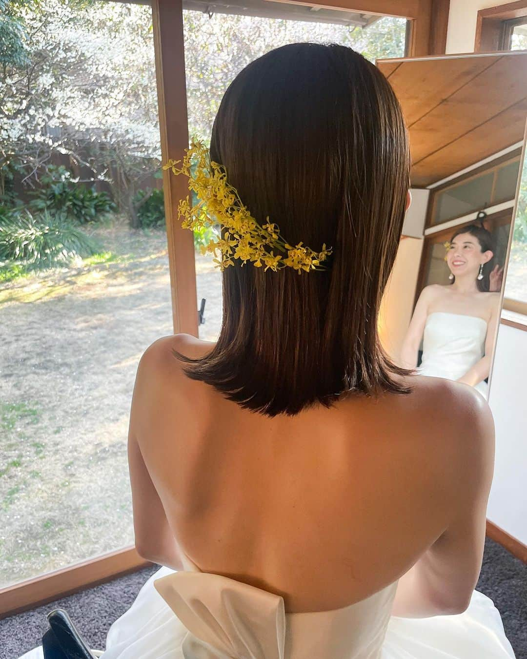 みんなのウェディングさんのインスタグラム写真 - (みんなのウェディングInstagram)「. . ˗ˏˋ Trend Hairmake...♡ ˎˊ˗ . こんばんは🌙みんなのウェディングです☺️ ⁡ 本日は、#ボブ花嫁 さま＆ #ショート花嫁 さま必見…🫧 伸ばさなくてもお洒落＆こなれ感を演出できる ボブ花嫁さまのヘアアレンジ特集をお送りします🕊️  ……………………………………………………………………  ˗ˏˋ #みんなのウェディング でpostしよう🤍 ˎˊ˗  上記を付けて投稿するとこのアカウントで紹介されるかも…🕊️ ぜひ皆さまのとっても素敵なお写真、お待ちしてます✨  ……………………………………………………………………  アクセや生花次第で雰囲気が変わるお姿は まさにショート花嫁さまならではの特権✨  ぜひ保存してご覧ください🔖  ⁡♡-----Special Thanks-----♡ @sato.yashima_hairmake さま @hairmake_suzu さま @toki_sayaka さま  -------------------------------------------- 🌷結婚式準備に役立つ情報を更新中 　@minnano_wedding 🔗をcheck🕊️ ・ 🌷結婚式準備のお悩みや式場＆ドレスの予約相談は 《みんなのウェディング相談デスク》へ🕊️ ・ 🌷結婚式場の口コミ・本物の費用明細は 《みんなのウェディング》結婚式場検索へ🕊️ --------------------------------------------  #ブライダルアクセサリー #ウェディングヘア #韓国ウェディング #ブライダルヘア #花嫁ヘア #ブライダルヘアアレンジ　 #ブライダルヘアメイク #ウェディングヘアメイク #ヘアメイクリハーサル #二次会ヘア #出張ヘアメイク #挙式ヘア #和装ヘア #和装ヘアアレンジ #結婚式ヘアアレンジ #挙式ヘア #お色直しヘア #花嫁ヘアスタイル #花嫁ヘアメイク #2024冬婚 #2024春婚 #2024夏婚 #2024秋婚 #結婚式準備 #プレ花嫁 #プレ花嫁さんと繋がりたい」11月7日 19時00分 - minnano_wedding