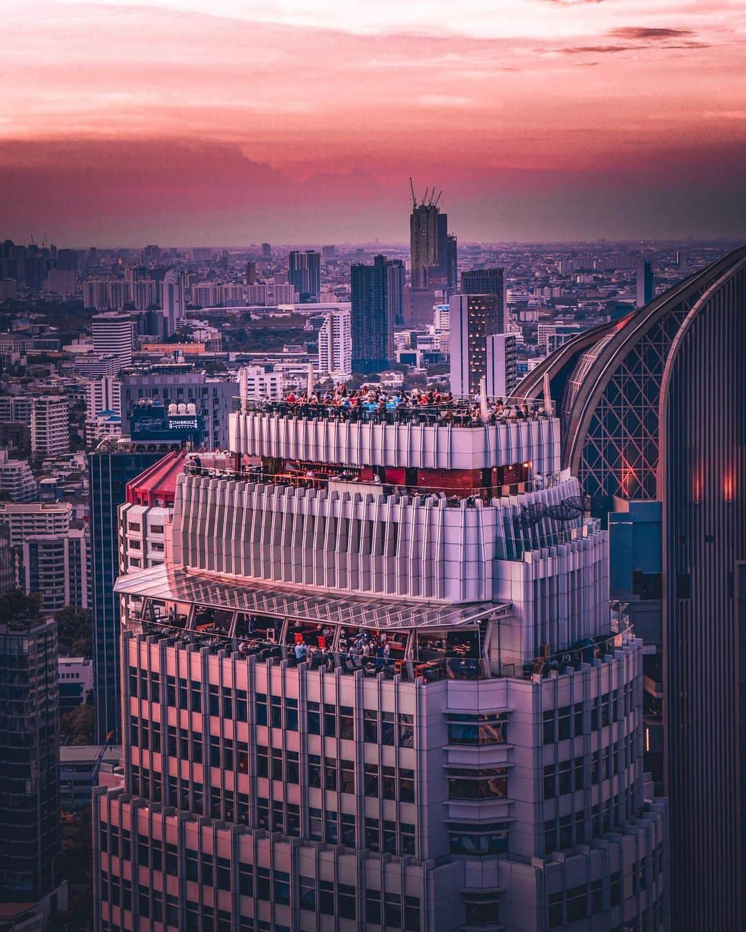 キャセイパシフィック航空のインスタグラム：「Cool off from Bangkok’s heat in the coolest rooftop bars ✨! Besides the malls, wet markets and a plethora of historical landmarks, Bangkok also boasts one of the region’s most vibrant nightlife scenes.  All over town, many rooftop bars offer the irresistible combo of handcrafted cocktails 🍹 and a panoramic view of the city. Don’t miss out on the experience next time you’re in Bangkok 🌃!  #cathaypacific #MoveBeyond  曼谷除了購物中心、市集和歷史地標外，具活力的夜生活同樣令人着迷。每當入夜，在摩天大樓之上的酒吧享受天際線美景，微醺時光伴隨陣陣涼風，實在是賞心樂事 ✨！下次到訪曼谷時，別忘了體驗精彩的夜生活，歎上一杯精心調製的雞尾酒 🍹。  #國泰航空 #志在飛躍   📸@gratiamikha, @thebestrooftops」