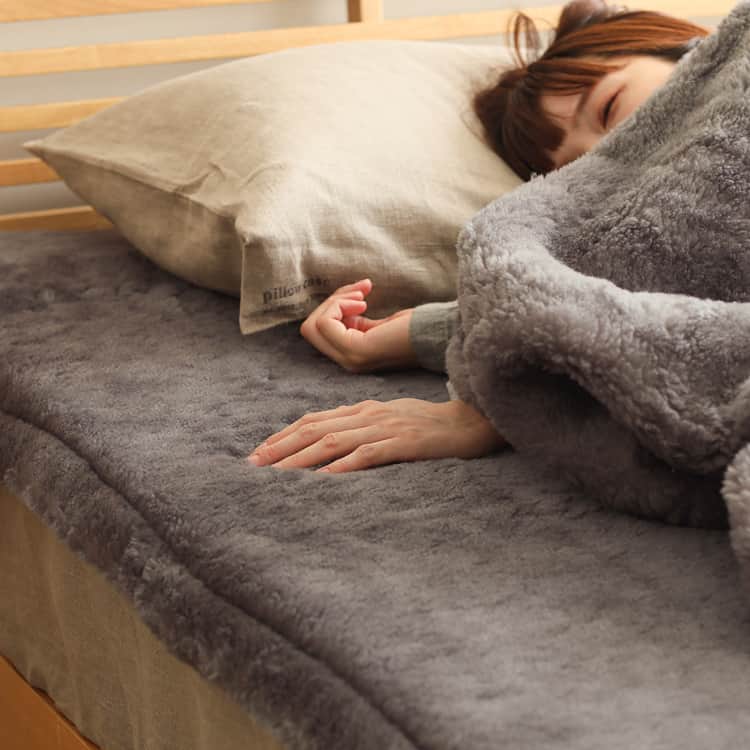 Re:CENO（リセノ）さんのインスタグラム写真 - (Re:CENO（リセノ）Instagram)「【ふわふわの肌触り🐏】上質な羊毛「メリノウール」を使った毛布  11月に入り、朝晩が冷え込むようになりました。  寒さの本番がやってくる前に 寝具の買い替えをご検討されている方も 多いのではないでしょうか。  リセノでは、この秋、羊毛の中でも特に質の高い メリノウールを使った毛布「SEREE（セリーン）」の 取り扱いを新たにスタートしました。  一般的な毛布よりもやや価格帯は上がりますが 「寝具は妥協せずに、こだわって選びたい」 という方におすすめしたい上質な毛布です。  ▼ポイント ・ウールならではの抜群の暖かさ ・ふわふわ、もふもふの肌触り ・洗濯機で洗えるから、清潔が保てる  制作部 清水宅（画像1枚目）でも愛用中で、 睡眠の質がぐんと良くなったのを実感しているとか。  ラインナップは「掛け毛布」と「敷毛布」の2種類。 掛け毛布には、ブランケット使いにぴったりの 「ハーフサイズ」もご用意しています。  天然素材「メリノウール」ならではの心地よさを ぜひ体験してみてください。  ---------------------------------------  ●詳しい内容は、商品タグからご覧いただけます。  #receno #naturalvintage #interior #リセノ #ナチュラルヴィンテージ #インテリア #インテリアコーディネート #寝室 #寝室インテリア #毛布 #寝室コーディネート #メリノウール毛布 #寝具 #ブランケット」11月7日 19時00分 - receno.interior