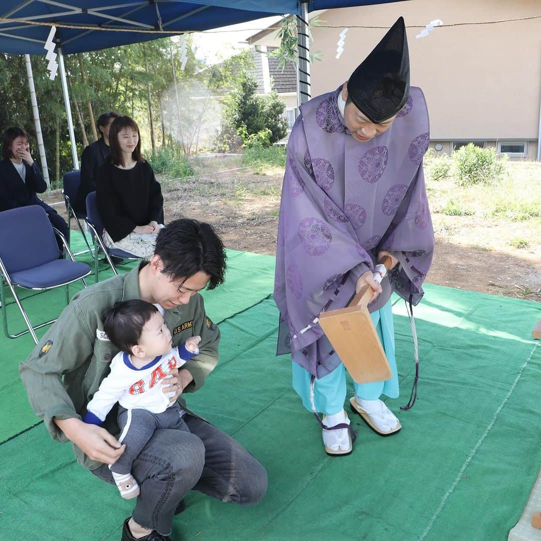 池田建設のインスタグラム：「・ ㊗️地鎮祭  W様邸のこれからの工事の安全を祈願して 先月、地鎮祭が執り行われました✨  パパと一緒に鍬入れの儀☺️ とてもお利口さんにできました～👏👏✨  安全第一で、素敵なお家が完成しますように😌🤍⟡.·  W様、改めておめでとうございます.* ⚘  ————————————— 施工事例⇨@ikeda_kensetsu ————————————— 𝐏𝐋𝐀𝐘𝐇𝐎𝐌𝐄,𝐏𝐋𝐀𝐘𝐋𝐈𝐅𝐄. 長崎県内の住まいのことなら お任せ下さい𖠿 𖥧 𖥧  長崎県諫早市小船越町1075-2 株式会社池田建設 TEL☏ 0957-22-0030 HP https://ikeda-kensetsu.com/ LINE  @746pggwq  エイブルネットワーク諫早店  @able.nw.isahaya エイブルネットワーク大村店  @able.nw.omura エイブルネットワーク佐賀中央店 @able.nw.sagachuo エイブルネットワーク佐世保駅前店 @able.nw.saseboekimae」