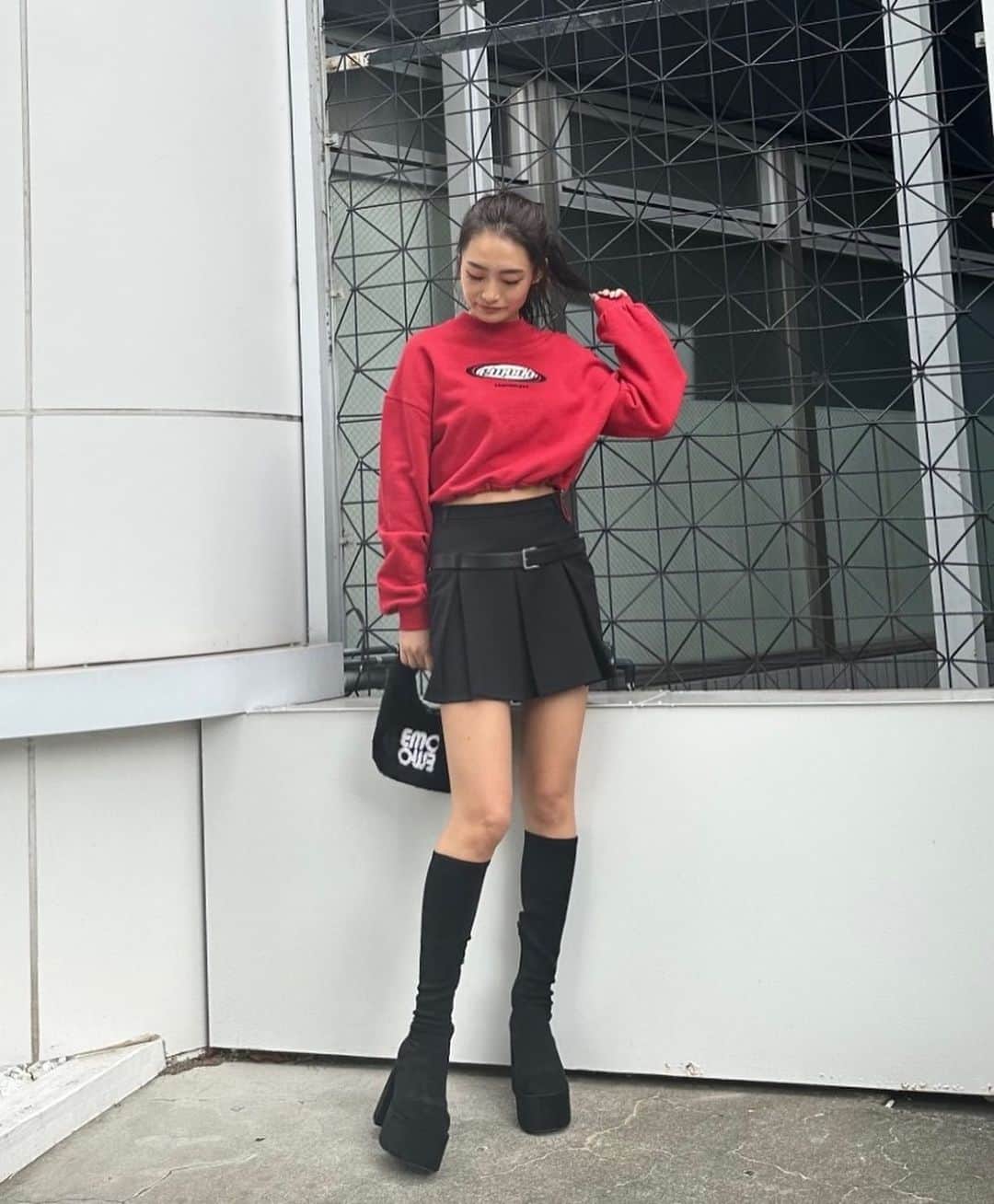 EMODA_LOOK BOOKのインスタグラム：「・ #EMODA2023AW @emoda_aya  168cm   ▫️RECOMMEND ITEM▫️  ・DROW STRING CHENILLE TOP ¥8,690(tax in)   ______________________ 　 ▶︎▶︎ @emoda_snap TOPのURLから 公式RUNWAYchannelをcheck📲 　 　 #EMODA #RUNWAYchannel #秋服コーデ　 #秋コーデ #カラーコーデ #赤コーデ  @emoda_official」