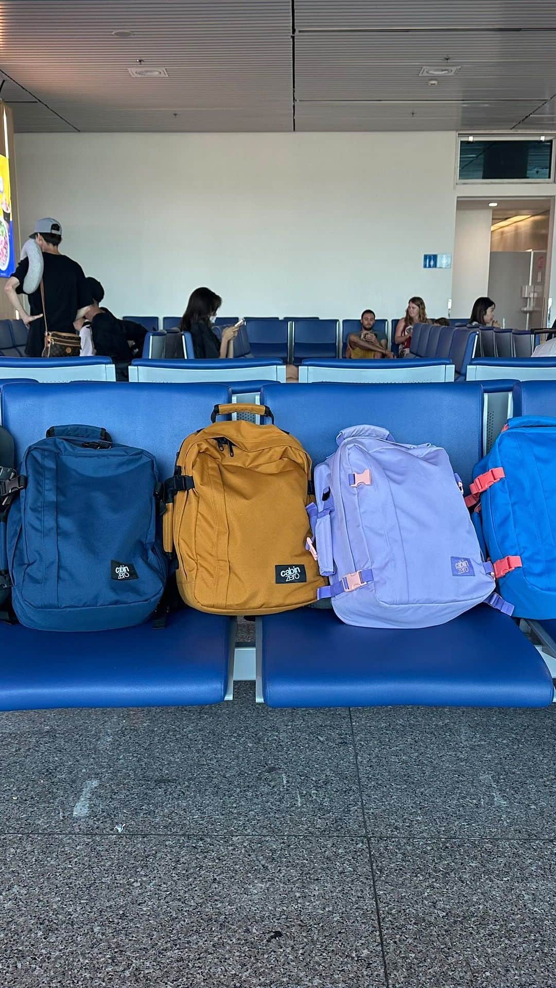 CABINZEROのインスタグラム：「Tag your travel buddy who always makes your adventures unforgettable! ✈️🌎😄  🛍 https://www.cabinzero.com/collections/28l-backpack   #CabinZero #Travel #backpack #packing #Zerohassletravel」