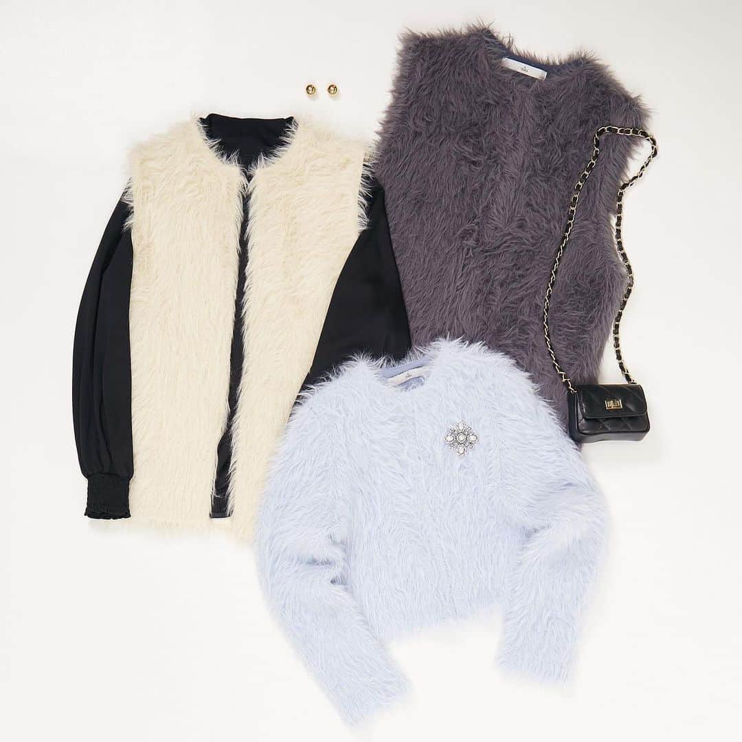 のインスタグラム：「"KNIT"  11月に入りいよいよ本格的な冬物が欲しくなるこの季節に❄️  冬の定番人気といえば"KNIT" 中の合わせによって温度調節可能な羽織れるニットも豊富にご用意しております✨  TIARAこだわりのラインナップ、 是非オンラインストア・店頭にてご覧くださいませ。  📍WPOINTFAIR開催中📍 11/2-11/13の期間中、 ポイント2倍のお得なイベントを開催中！ 先着順で素敵なノベルティもプレゼントしております✨」