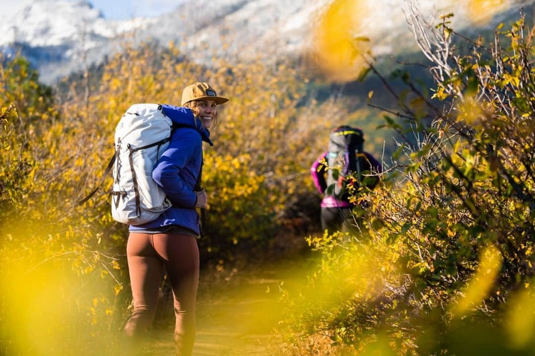 マウンテンハードウェア公式のインスタグラム：「・ 1日の中にも四季がある秋の登山ならではの魅力🍁🏔  #SeekWilderPaths」