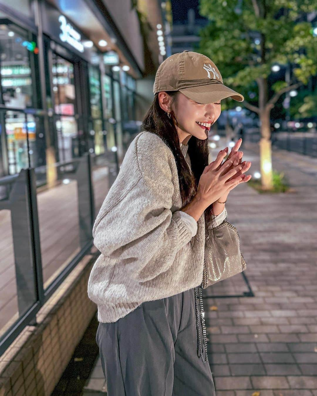 引地裕美さんのインスタグラム写真 - (引地裕美Instagram)「最近また暑すぎるから、 夜外出る時に秋服着てる🍁🌙  これは大好きすぎて3色持ってる @ungrid_official のカラーモヘア混ルーズニット🧶♡  前だけインした時のシルエットが◎ 腕のたっぽり感も可愛すぎる🥹💕  涼しくなったら秋服いっぱい着たいな🍂  #ゆうみ服 🧺 #ungrid @ungrid_staffsnap  #UMine #japan #japanesegirl #일본 #오오티디 #얼스타그램 #패션스타그램 #데일리코디 #패션 #时装 #셀카 #데일리룩 #每日穿搭」11月7日 19時01分 - yuumihikichi