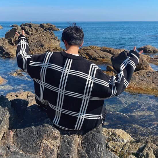 3rd Spring Official Instagramのインスタグラム：「韓国アイドルも着用…😳✨  🏷 Big Check Cardigan  存在感ある大きめのチェック柄は コーデを引き立ててくれる🔥  しっかりとしていて厚みがあり 秋冬にぴったりな素材感🍂❄️  ユニセックスでの着用も可能🙆🏻‍♀️！ 友達やカップルでお揃いにしても可愛い🫶🏻  @3rdspring_official ZOZOTOWNにて発売中🌟 ブランド品番：asc-21g-001で検索🔍  ----------  #3rdspring #セレクトショップ #beidelli #ベイデリー #韓国ブランド #韓国通販 #韓国 #韓国ファッション #韓国コーデ #ファッション #レディースファッション #レディースコーデ #レディース服 #秋ファッション #秋コーデ #秋服 #冬ファッション #冬コーデ #冬服 #プチプラ #プチプラファッション」