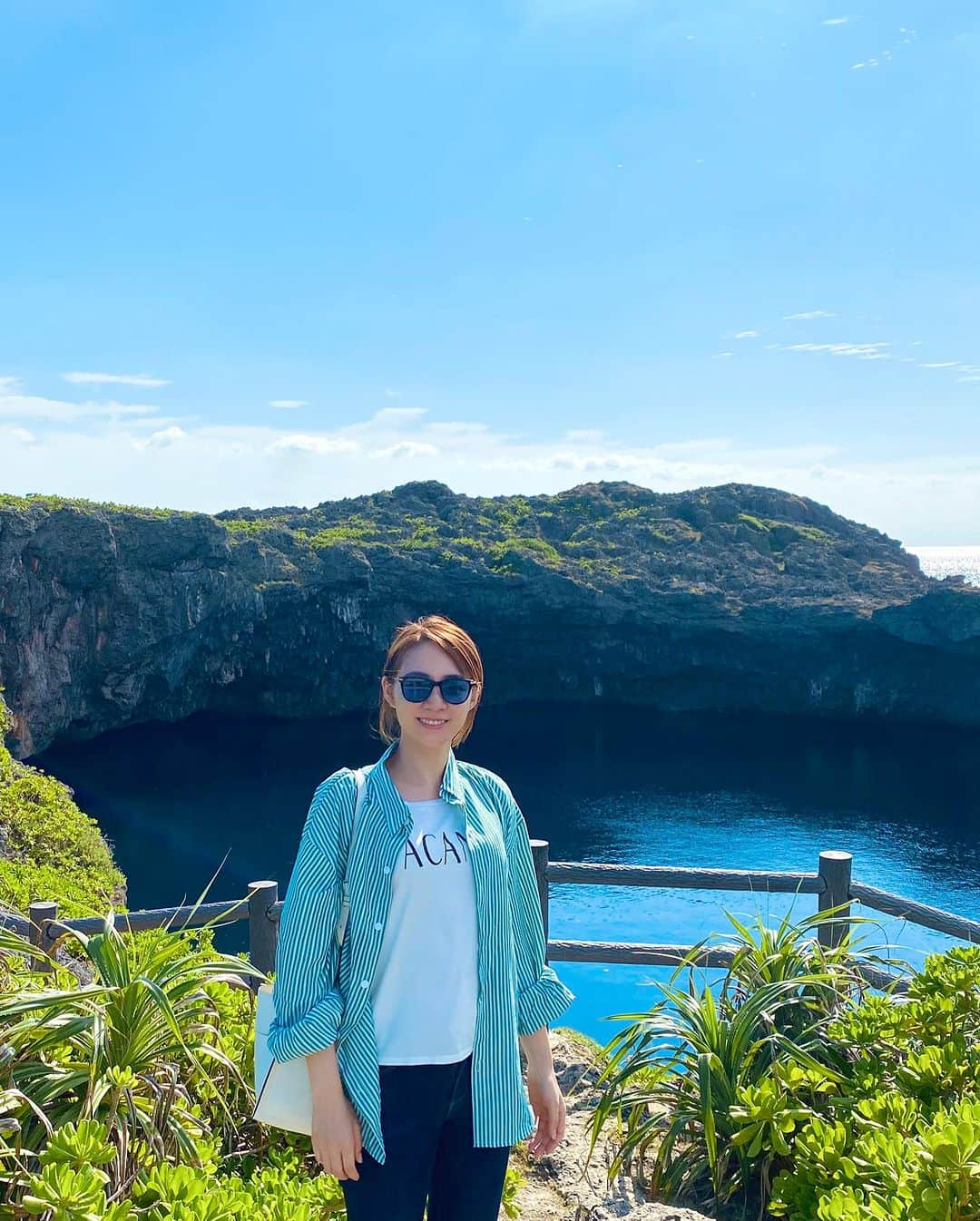 利水翔さんのインスタグラム写真 - (利水翔Instagram)「時差投稿📸✨ 先日はサクッと宮古島へ✈️ ⁡ ママと弟は予定が合わず💭 パパと家族旅行で釣りをしに🎣🤭 ⁡ 家族旅行とか中学生ぶりかな？😂笑 ⁡ １日目は軽く観光しました😗通り池へ🍃 よくよく見ると旅行感ある写真ですね😂笑 またゆっくり更新していきます🤭 ⁡ ⁡ 宮古島から帰ってきて 久々にyag beauty clinic渋谷院さんで ピーリングとトーニングへ✨ ⁡ 釣りやゴルフで🎣⛳️ 日差しを沢山浴びる機会も多く 日焼け止めやサングラス、飲む日焼け止めなど ケアするものの限界が...😫💭 ⁡ ピーリング後はツヤツヤになって 化粧ノリも良くなるから嬉しい🥺🥺 コツコツ肌ケアも頑張るぞ☺️🩷 ⁡ ⁡ ⁡ ⁡ ⁡ #宮古島 #通り池 #家族旅行 #美容 #メンテナンス #skincare  #レーザートーニング#YAGBEAUTY #RRRマスクパック #ファビュラスピーリング #目指せ #美肌 #beauty #ファインダー越しの私の世界 ⁡ ⁡ ⁡ ⁡」11月7日 19時02分 - tsubasa.toshimizu