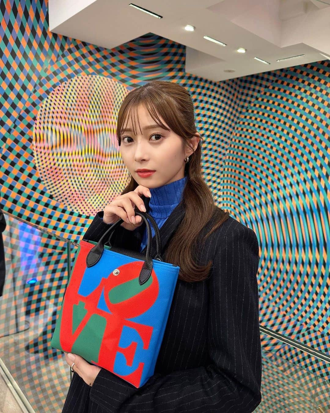 松川星のインスタグラム：「⁡ LONGCHAMP x ROBERT INDIANA お邪魔してきました 👜 ⁡ 今回コレクションテーマが「 愛 」ということで 仲良しの美好一緒に💙 ⁡ LONGCHAMPの世界観が たっぷり詰まった空間で素敵だった、、 新作のバックも配色が可愛くて 早速お気に入り。   #LongchampXRobertIndiana #LongchampLOVE #LongchampSS24   #ロンシャン #ad ⁡  © Morgan Art Foundation, LLC. Licensed by Artestar, New York.」