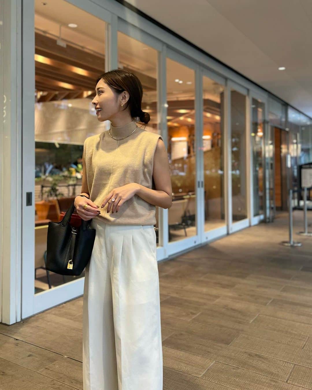 石黒美帆のインスタグラム：「. 10月いろいろ🍂 旅行前にと駆け込んだ美容もまとめて。♡ ⁡ @yagbeauty_official  のんびり通い続けているクリニック。 レーザートーニングでニキビ跡や薄いシミくすみを飛ばしてもらってます😊 最近お肌荒れ気味だったので、プラズマシャワーも追加。 今回はハリを期待して同時にエラスチンも入れてもらいました🫶🏻 通ってるといいながら半年以上も開いてましたが‥🫢 いつも待ち時間なく駅近スムーズでほんと通いやすい！ ⁡ @laube_eyelash  まつげパーマ人生2回目だったんですが ぐっすり寝てるうちにすごーく綺麗に施術して下さってて感激！ @maruyumi ちゃんがオーナーを務めるサロン。 店内も可愛らしくて本当にやってもらって良かったです♡ ⁡ @tsubasa__hasegawa  いつもお任せでメンテナンスをお願いしてます☺️ スタイリングしやすくツヤ髪にして下さる🤲🏻 ストレートもオススメです♡ ⁡ ⁡」