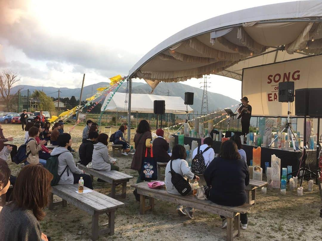 山さんのインスタグラム：「弾き語り始めたての時に参加させて頂いたSONG OF THE EARTH以来の熊本へ ツアーは初めて 嬉しいことに再会もあるし 新しい出会いを楽しんでこようと思います🧙🏻‍♀️」