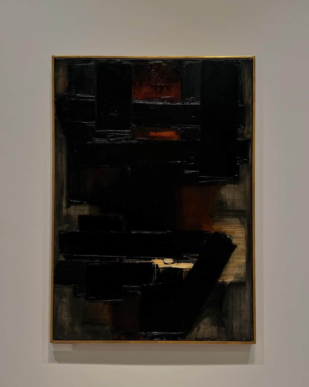 NATALIE LIAOさんのインスタグラム写真 - (NATALIE LIAOInstagram)「I first discovered Pierre Soulages work at the beginning of my own painting journey. I was mesmerized by his dedication to this singular color. Black. The way he sought for light and play in his paint strokes and layering is a beautiful aesthetic experience. I was fortunate to have seen one of his previous retrospectives at the Louvre in Paris back in 2020 before the world shut down. I still remember it vividly to this day. One of the most prolific painters and to have lived to over 100 years old. That is my dream too. #pierresoulages #levygorvydayan #frommidnighttotwilight」11月8日 4時25分 - fongminliao