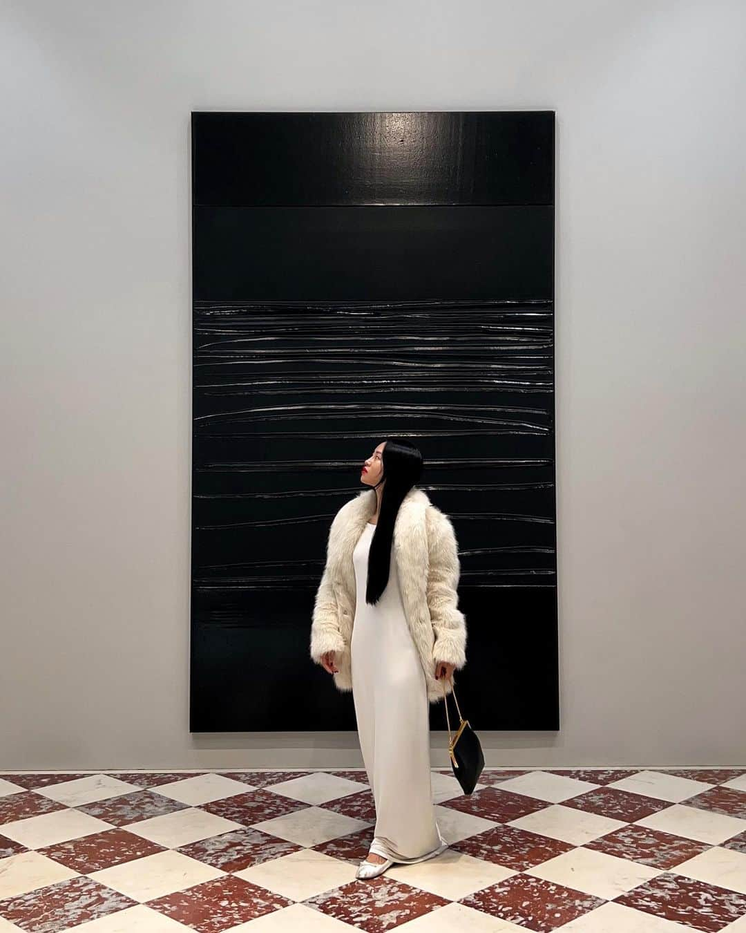 NATALIE LIAOさんのインスタグラム写真 - (NATALIE LIAOInstagram)「I first discovered Pierre Soulages work at the beginning of my own painting journey. I was mesmerized by his dedication to this singular color. Black. The way he sought for light and play in his paint strokes and layering is a beautiful aesthetic experience. I was fortunate to have seen one of his previous retrospectives at the Louvre in Paris back in 2020 before the world shut down. I still remember it vividly to this day. One of the most prolific painters and to have lived to over 100 years old. That is my dream too. #pierresoulages #levygorvydayan #frommidnighttotwilight」11月8日 4時25分 - fongminliao