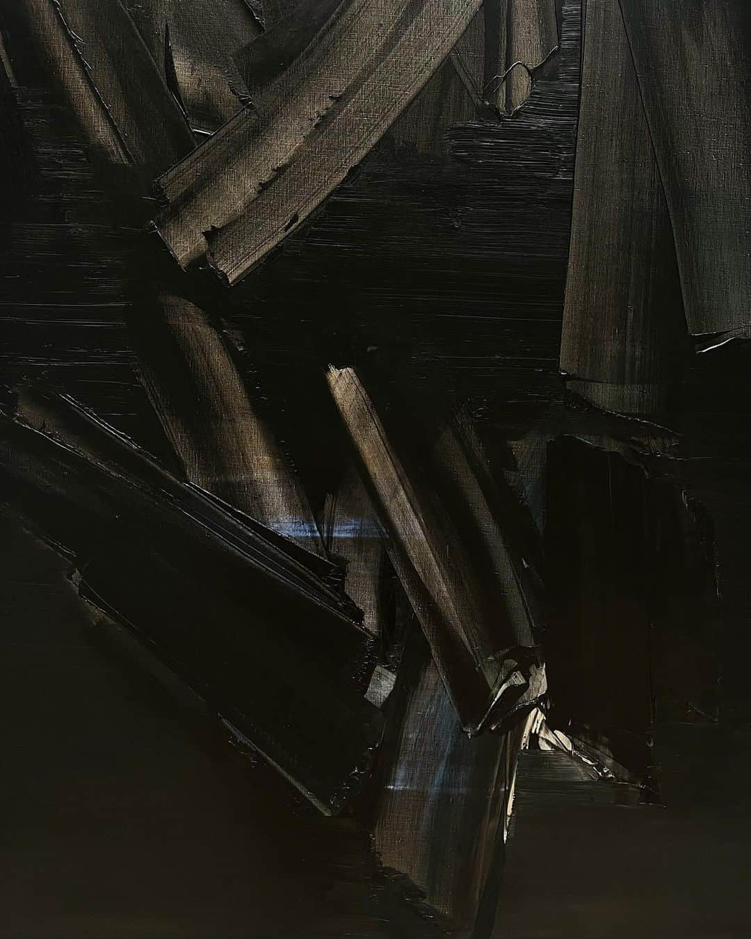 NATALIE LIAOさんのインスタグラム写真 - (NATALIE LIAOInstagram)「I first discovered Pierre Soulages work at the beginning of my own painting journey. I was mesmerized by his dedication to this singular color. Black. The way he sought for light and play in his paint strokes and layering is a beautiful aesthetic experience. I was fortunate to have seen one of his previous retrospectives at the Louvre in Paris back in 2020 before the world shut down. I still remember it vividly to this day. One of the most prolific painters and to have lived to over 100 years old. That is my dream too. #pierresoulages #levygorvydayan #frommidnighttotwilight」11月8日 4時25分 - fongminliao