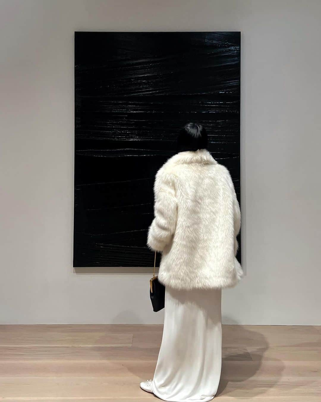 NATALIE LIAOさんのインスタグラム写真 - (NATALIE LIAOInstagram)「I first discovered Pierre Soulages work at the beginning of my own painting journey. I was mesmerized by his dedication to this singular color. Black. The way he sought for light and play in his paint strokes and layering is a beautiful aesthetic experience. I was fortunate to have seen one of his previous retrospectives at the Louvre in Paris back in 2020 before the world shut down. I still remember it vividly to this day. One of the most prolific painters and to have lived to over 100 years old. That is my dream too. #pierresoulages #levygorvydayan #frommidnighttotwilight」11月8日 4時25分 - fongminliao