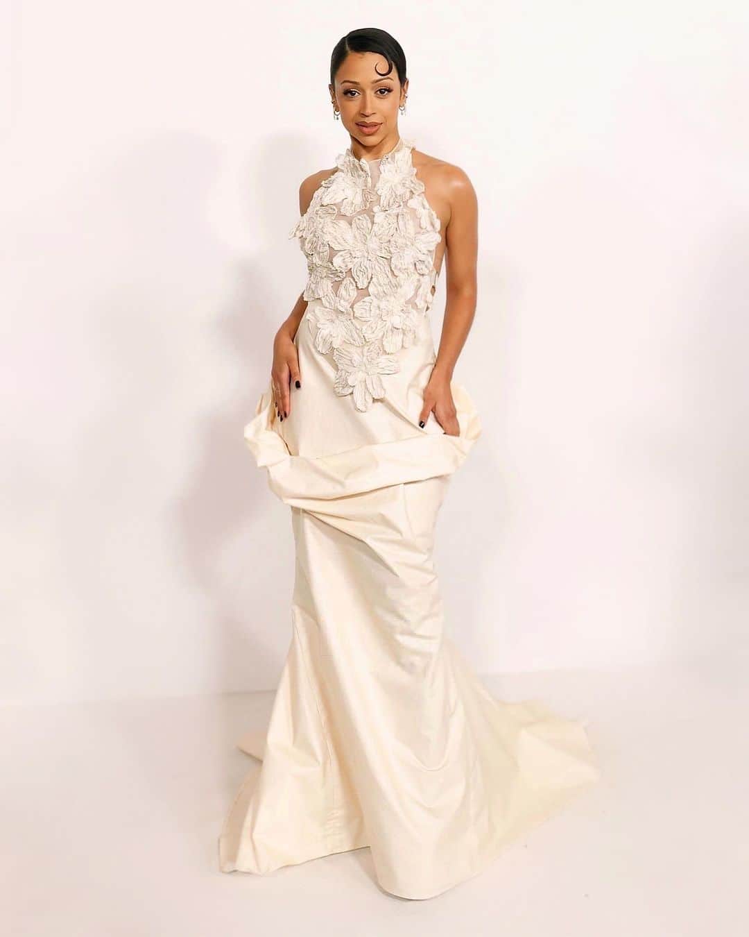 リザ・コッシーのインスタグラム：「I won last night. I was honored to rock an H-town gown, a masterpiece designed by Houston’s very own mastermind, @bachmai. That’s my Mai. I adored repping my roots with you while adorned in a full bloom. Thank you for making space for me in your brilliant mind, @bachmai. I got you. When you say “heel”, I’ll say “how high”.」