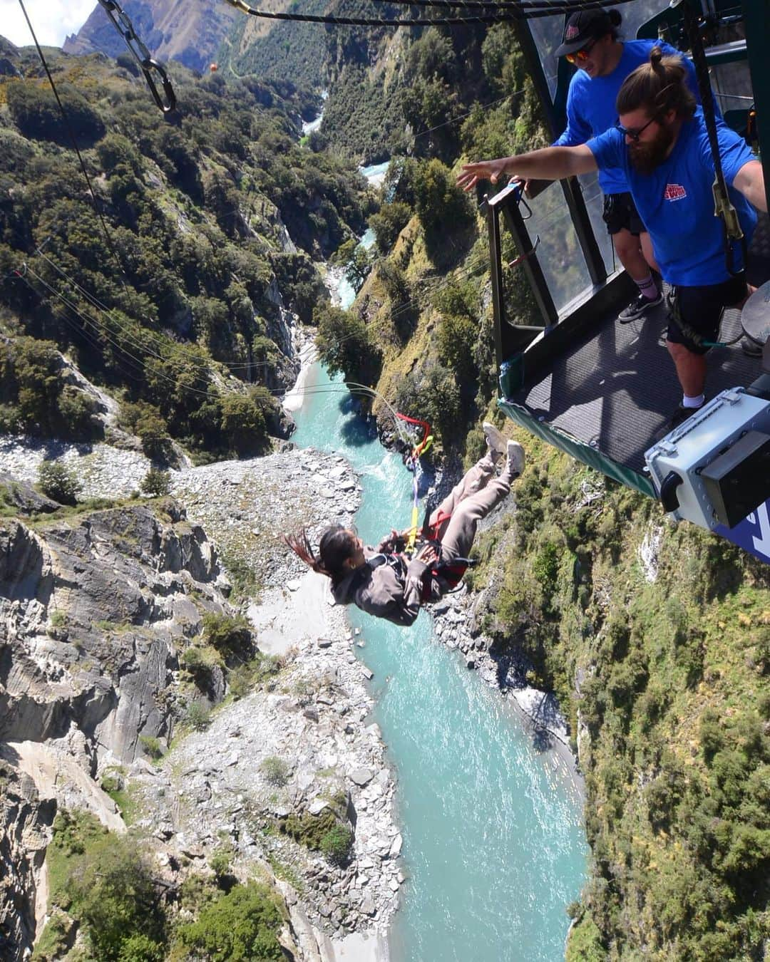 宮本美季さんのインスタグラム写真 - (宮本美季Instagram)「just amazing!!  今までにsky divingはやった事あるんだけど、このCanyon Swing(キャニオンスウィング)っていうのもやってみたくて、NZが最高との噂を聞いて来ました😍 色んな飛び方を自分で選べるんだけど、ロープをチェンソーで切られて落ちる演出とか、ナイフで紐切られる演出とか，逆さになってやるやつとか、、 わたしは「this is Sparta」っていう蹴られる演出をお願いして，一緒のクルーの人達の「彼女を蹴り落として！」っていう掛け声と共に落とされる事に！ 心の準備なんて一生出来ない🤣とにかく生きて帰って来れて良かった😆  最高の思い出と共に昨日オークランドへ。 今日はこの旅最後の日だからゆっくりcityを散策しまーす！！  #nz #canyonswing #nature #sparta #oakland  #queenstown  #lastday」11月8日 4時28分 - mikivoice