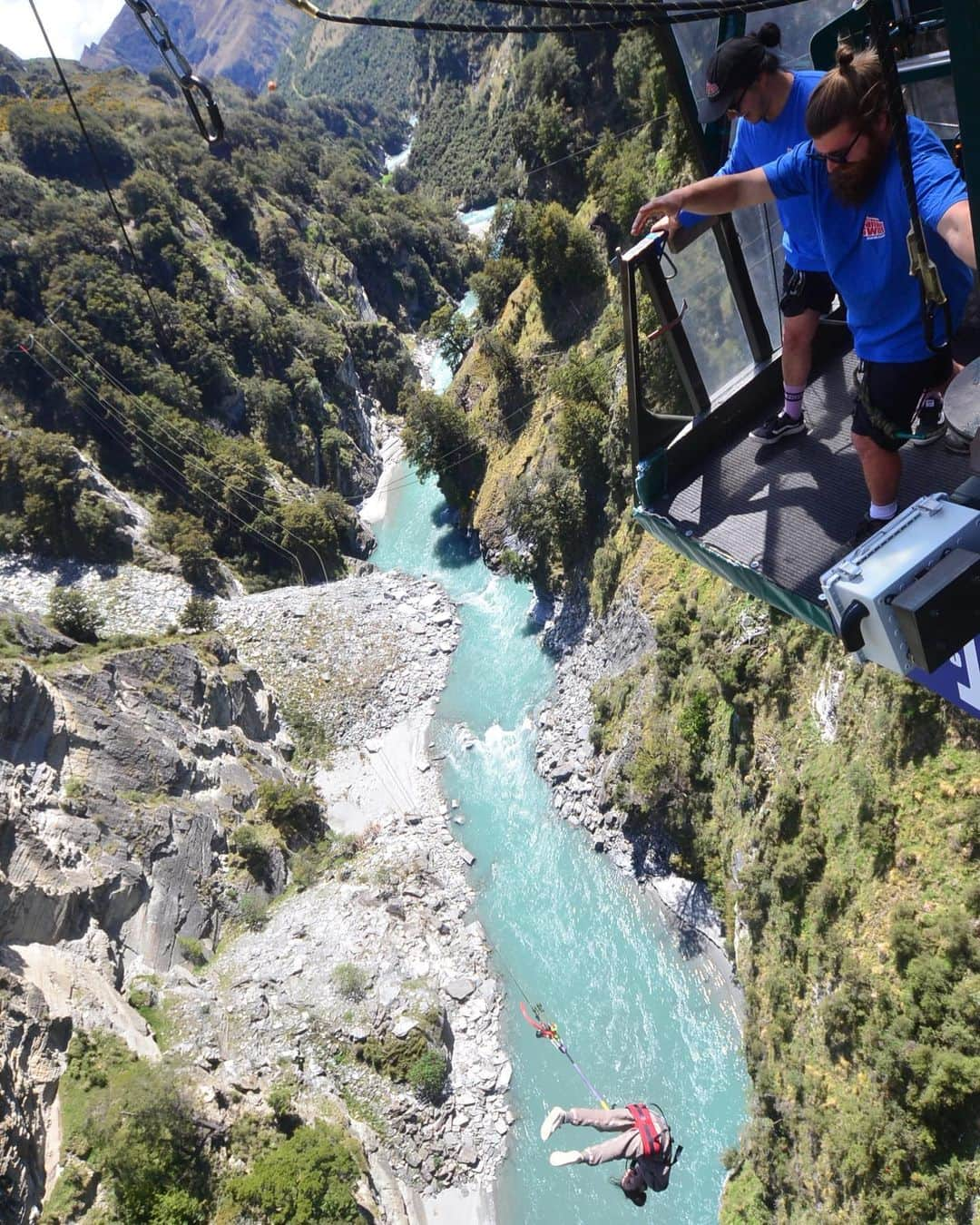 宮本美季さんのインスタグラム写真 - (宮本美季Instagram)「just amazing!!  今までにsky divingはやった事あるんだけど、このCanyon Swing(キャニオンスウィング)っていうのもやってみたくて、NZが最高との噂を聞いて来ました😍 色んな飛び方を自分で選べるんだけど、ロープをチェンソーで切られて落ちる演出とか、ナイフで紐切られる演出とか，逆さになってやるやつとか、、 わたしは「this is Sparta」っていう蹴られる演出をお願いして，一緒のクルーの人達の「彼女を蹴り落として！」っていう掛け声と共に落とされる事に！ 心の準備なんて一生出来ない🤣とにかく生きて帰って来れて良かった😆  最高の思い出と共に昨日オークランドへ。 今日はこの旅最後の日だからゆっくりcityを散策しまーす！！  #nz #canyonswing #nature #sparta #oakland  #queenstown  #lastday」11月8日 4時28分 - mikivoice