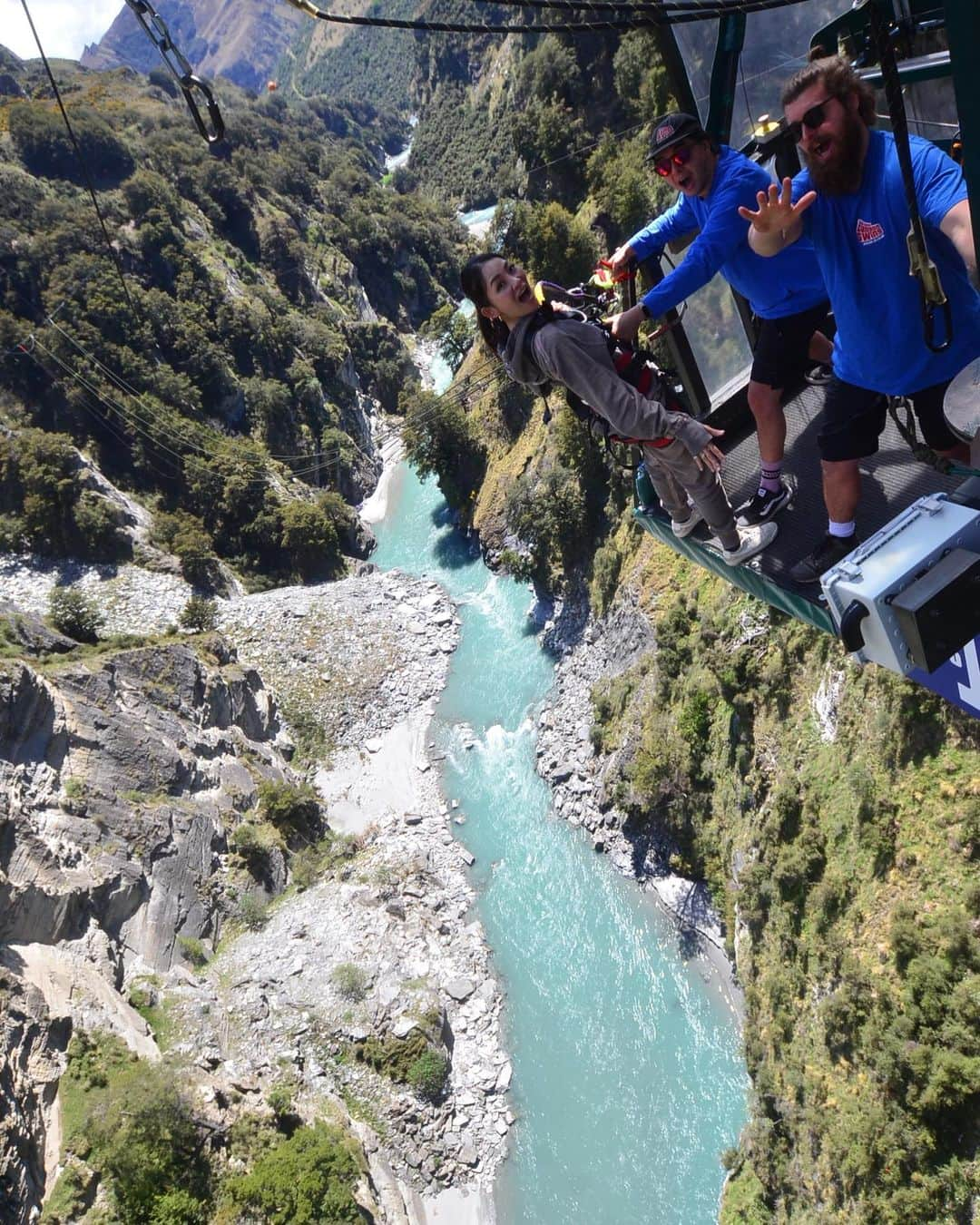 宮本美季さんのインスタグラム写真 - (宮本美季Instagram)「just amazing!!  今までにsky divingはやった事あるんだけど、このCanyon Swing(キャニオンスウィング)っていうのもやってみたくて、NZが最高との噂を聞いて来ました😍 色んな飛び方を自分で選べるんだけど、ロープをチェンソーで切られて落ちる演出とか、ナイフで紐切られる演出とか，逆さになってやるやつとか、、 わたしは「this is Sparta」っていう蹴られる演出をお願いして，一緒のクルーの人達の「彼女を蹴り落として！」っていう掛け声と共に落とされる事に！ 心の準備なんて一生出来ない🤣とにかく生きて帰って来れて良かった😆  最高の思い出と共に昨日オークランドへ。 今日はこの旅最後の日だからゆっくりcityを散策しまーす！！  #nz #canyonswing #nature #sparta #oakland  #queenstown  #lastday」11月8日 4時28分 - mikivoice