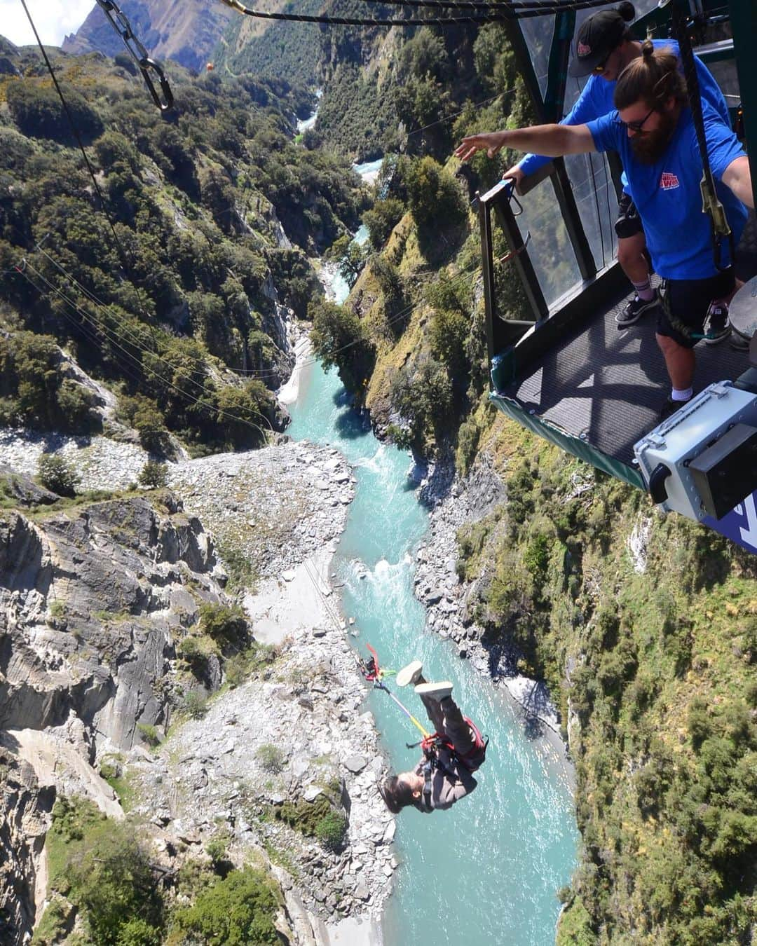 宮本美季さんのインスタグラム写真 - (宮本美季Instagram)「just amazing!!  今までにsky divingはやった事あるんだけど、このCanyon Swing(キャニオンスウィング)っていうのもやってみたくて、NZが最高との噂を聞いて来ました😍 色んな飛び方を自分で選べるんだけど、ロープをチェンソーで切られて落ちる演出とか、ナイフで紐切られる演出とか，逆さになってやるやつとか、、 わたしは「this is Sparta」っていう蹴られる演出をお願いして，一緒のクルーの人達の「彼女を蹴り落として！」っていう掛け声と共に落とされる事に！ 心の準備なんて一生出来ない🤣とにかく生きて帰って来れて良かった😆  最高の思い出と共に昨日オークランドへ。 今日はこの旅最後の日だからゆっくりcityを散策しまーす！！  #nz #canyonswing #nature #sparta #oakland  #queenstown  #lastday」11月8日 4時28分 - mikivoice