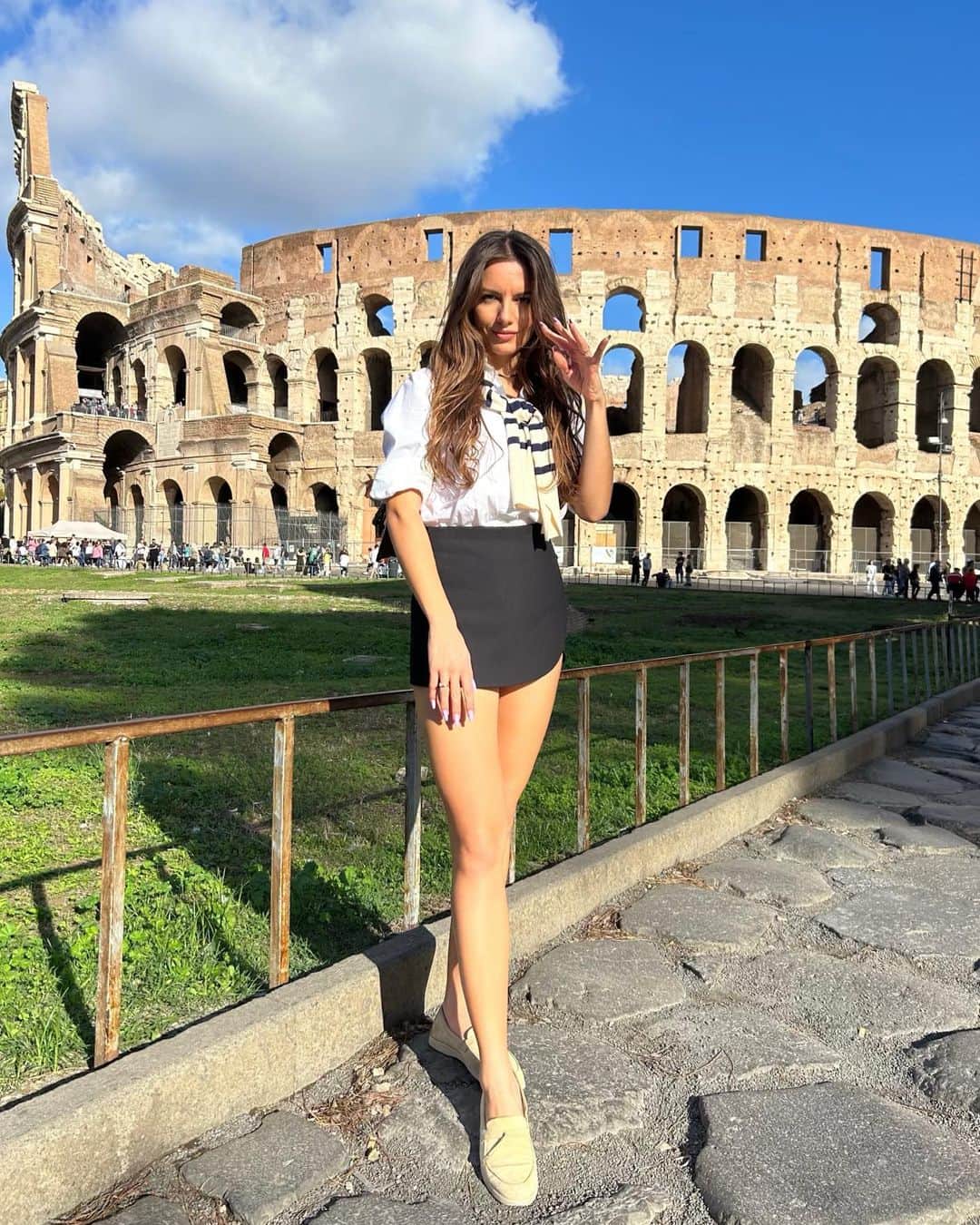 Karolina Bojarのインスタグラム：「Ciao! 🇮🇹🏛️  #Colosseo #WonderofTheWorld #Rome #Italy #anniversarytrip」