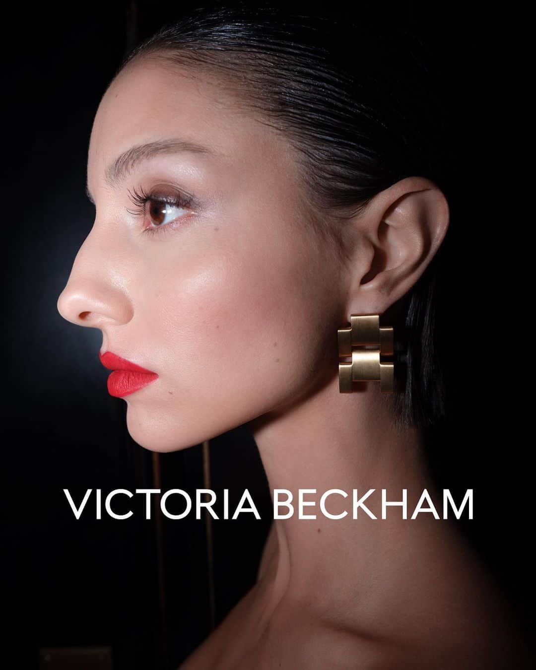 ヴィクトリアベッカムのインスタグラム：「The iconic jumbo chain reimagined in polished gold earrings, beautifully crafted in Italy.   Discover #VBHoliday now at VictoriaBeckham.com and at 36 Dover Street.」