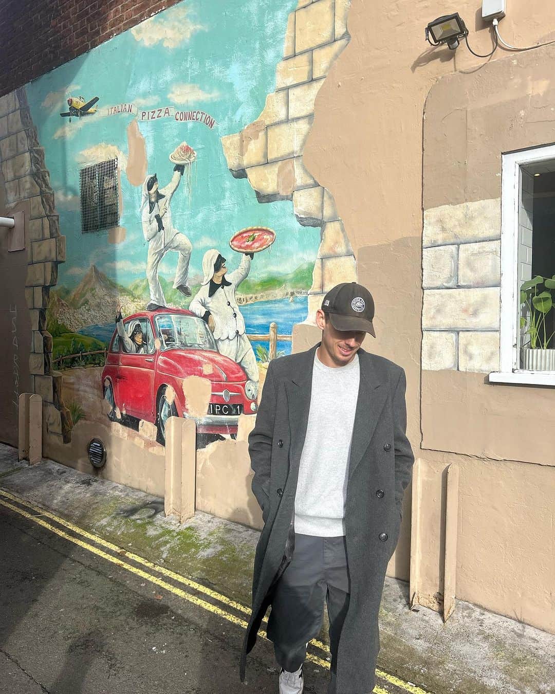 アレックス・デミノーのインスタグラム：「Off duty 👮🏻‍♂️」