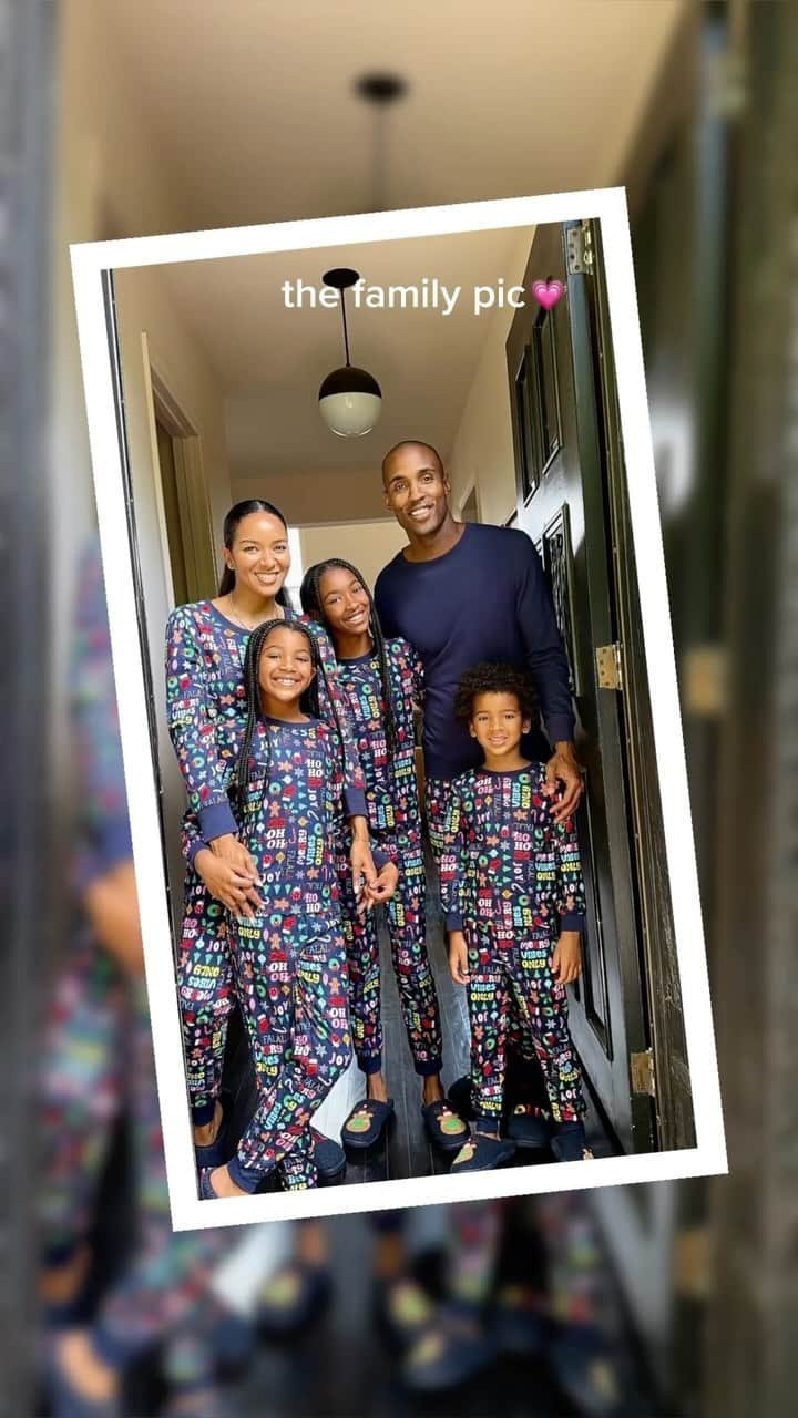 Macy'sのインスタグラム：「Say cheese! 📸🎄 Wrangling the fam for holiday photos is never easy, but matching #PJs make it all worth it.   Now that you’ve seen @lizzymathis and @isarahman’s photos, what are you planning? #FamilyPhotos #Holiday #photoshoot」