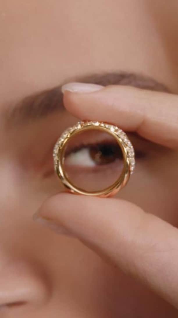 デイビット・ユーマンのインスタグラム：「Create joy with Sculpted Cable–artfully carved in 18K gold and set by hand with a glittering mosaic of pavé diamonds.   #DavidYurman #DYSculptedCable」