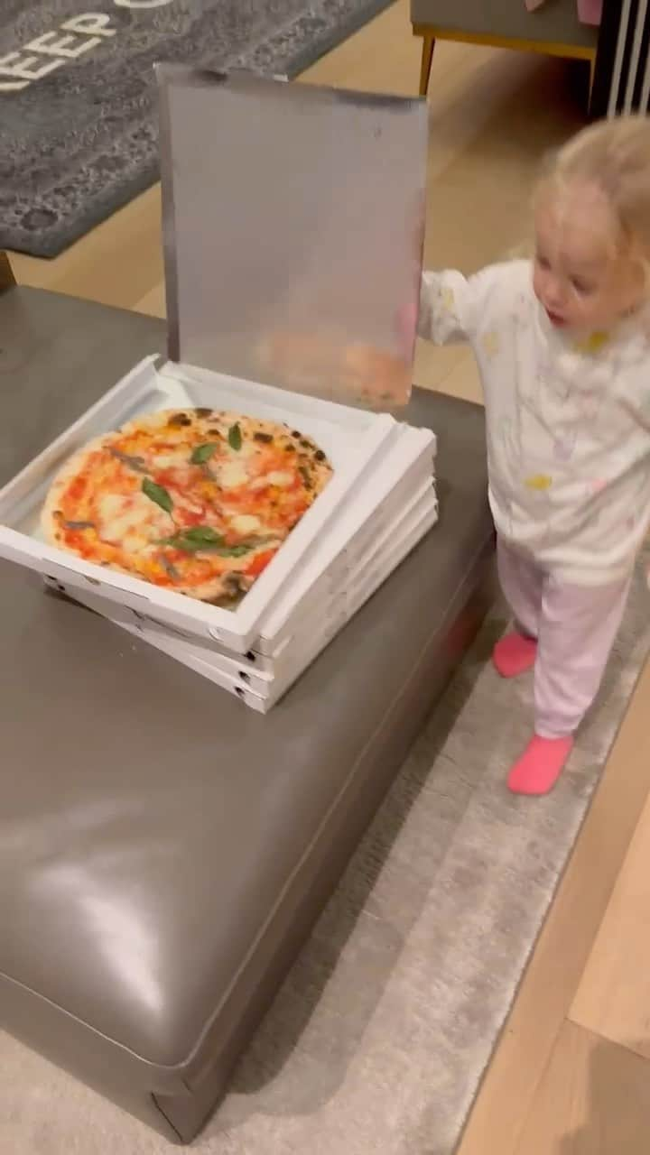 キアラ・フェラーニのインスタグラム：「Vitto fattorina delle pizze 🍕」