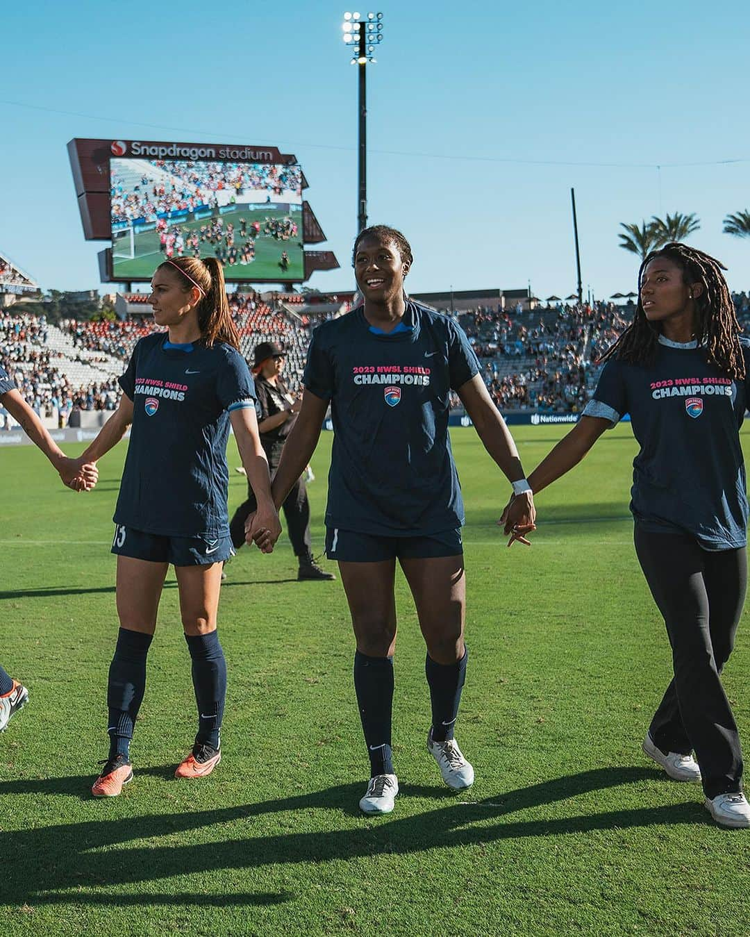 アレックス・モーガンさんのインスタグラム写真 - (アレックス・モーガンInstagram)「Tough way to end the season and our playoff run but proud of this team for what we accomplished this year. Thank you to San Diego and our fans for your unwavering support. Grateful for the love and energy you bring every game!🫶」11月8日 4時55分 - alexmorgan13