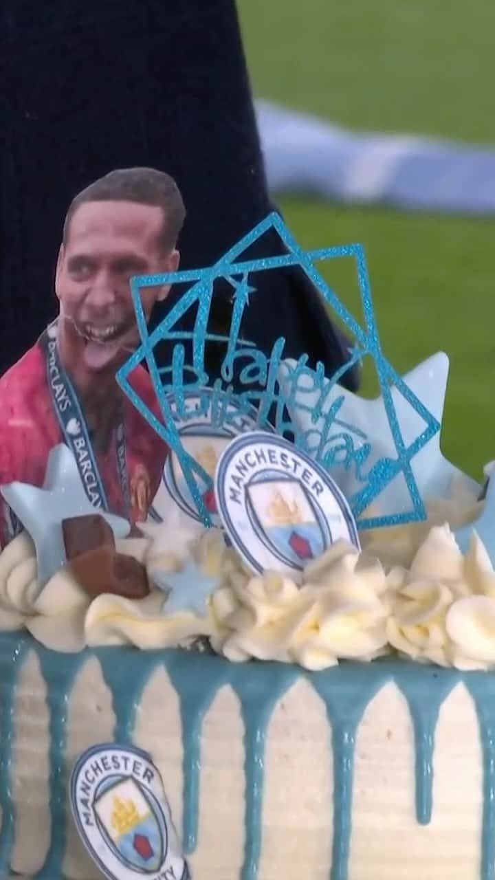 リオ・ファーディナンドのインスタグラム：「Important birthdays at the Etihad Stadium tonight 🥳 – but @rioferdy5 isn’t sold on his cake decoration 🎂🤣 #UCL」