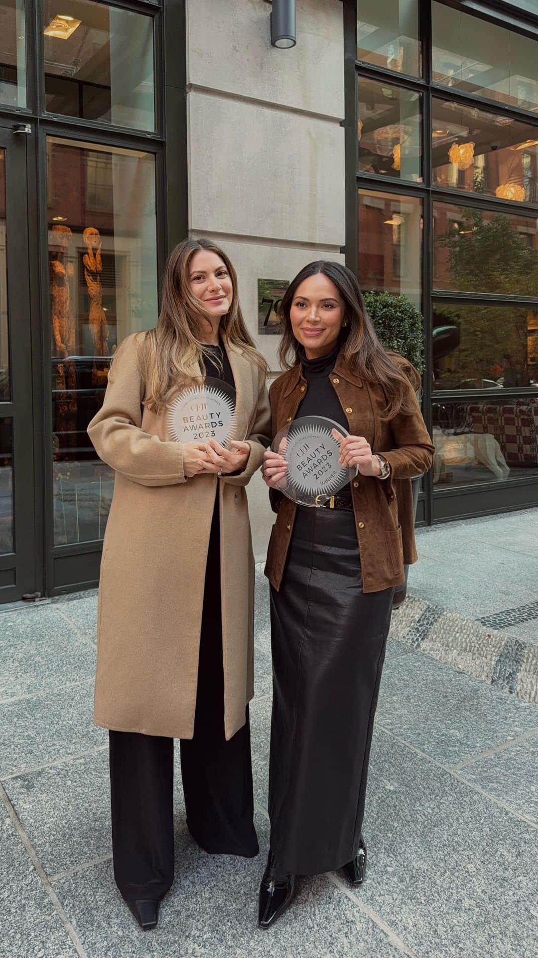 Marianna Hewittのインスタグラム：「The #cewbeautyawards are often dubbed the Oscars of beauty and we are so honored to win best lip product for @summerfridays at this years @cewinsider awards  thank you to our peers in the beauty industry who voted for Summer Fridays and to each of you who support our growing brand 🤍」