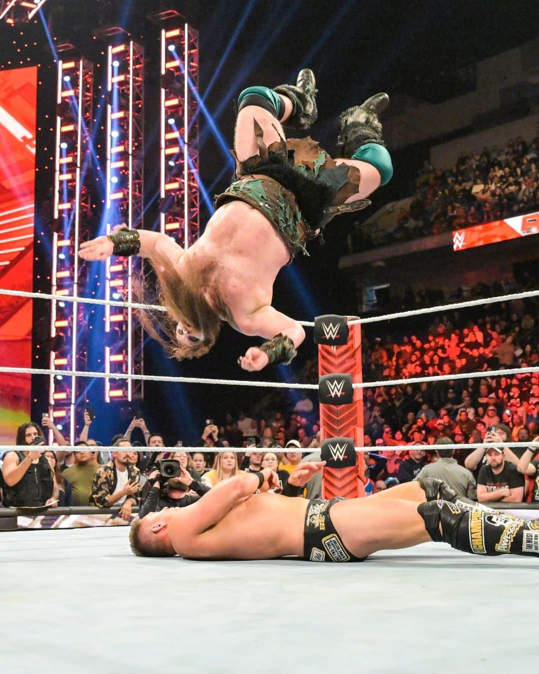 WWEさんのインスタグラム写真 - (WWEInstagram)「Scenes from last night's #WWERaw 📸」11月8日 5時00分 - wwe