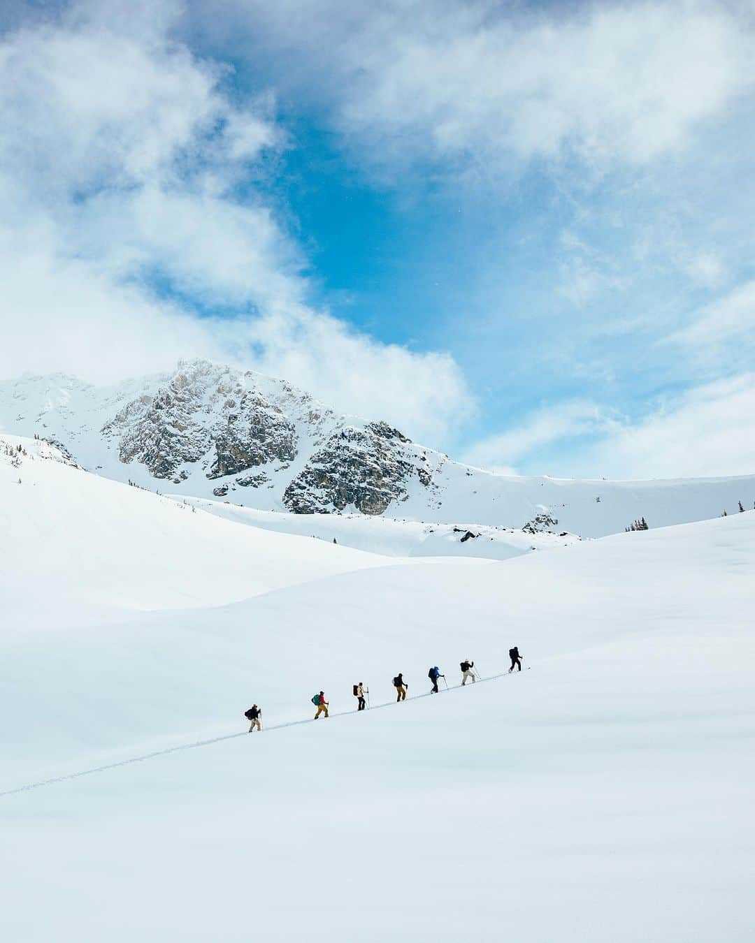 アークテリクスのインスタグラム：「🚨 Arc'teryx Backcountry Academy clinic registration is live. Visit the link in bio to reserve your spot before space fills up!     Get ready for another year of adventure, learning, and community at the 2024 Arc'teryx Backcountry Academy, back in Whistler, Canada for a second year.    Arc’teryx would like to acknowledge that we are fortunate to hold this event on the shared unceded territory of the Sḵwx̱wú7mesh Nation and Lil̓wat7úl Nation.    #arcteryx #arcteryxacademy」