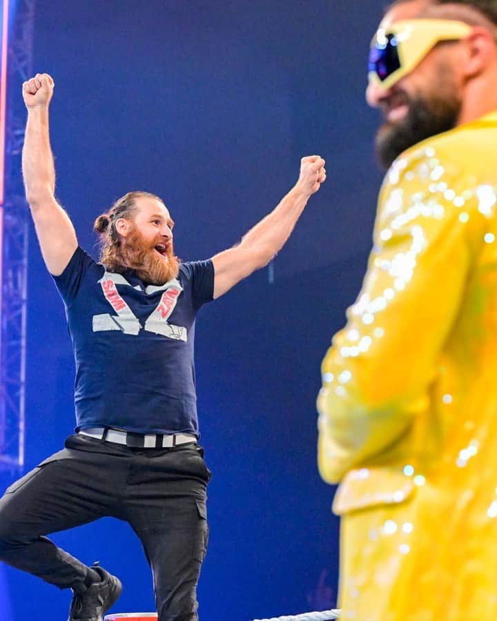 WWEのインスタグラム：「Scenes from last night's #WWERaw 📸」