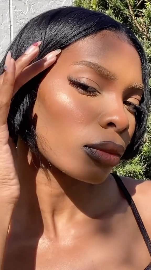 のインスタグラム：「Love how that Glow Seeker glow just melts into @momdeenx’s (she/her) skin 😮‍💨✨ Get yours now at @sephora!  #AnastasiaBeverlyHills」