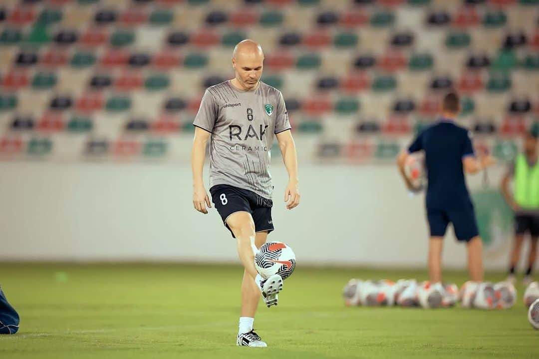 アンドレス・イニエスタのインスタグラム：「💚⚽️🤍」