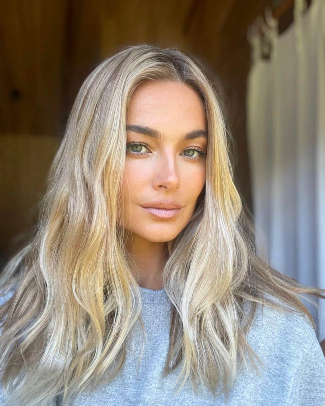 ブリジット・マルコムのインスタグラム：「Onwards and upwards 💅 (to Brisbane)」