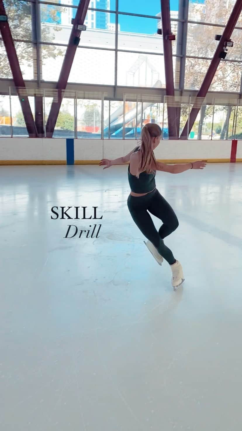 ポリーナ・エドモンズのインスタグラム：「SKILL DRILL❄️⛸️  This one is all about control.   1) back crossover  2) back inside counter 3) forward inside choctaw 4) big power pull edge change  5) repeat   Get some speed around the rink and try to fill the entire rink space serpentining this exercise. The goal is to hold long smooth edges and stay soft in your arms and knees🤍  fit: @thegivingmovement   #skating #figureskating #figureskater #edge #exercise #skatingskills」