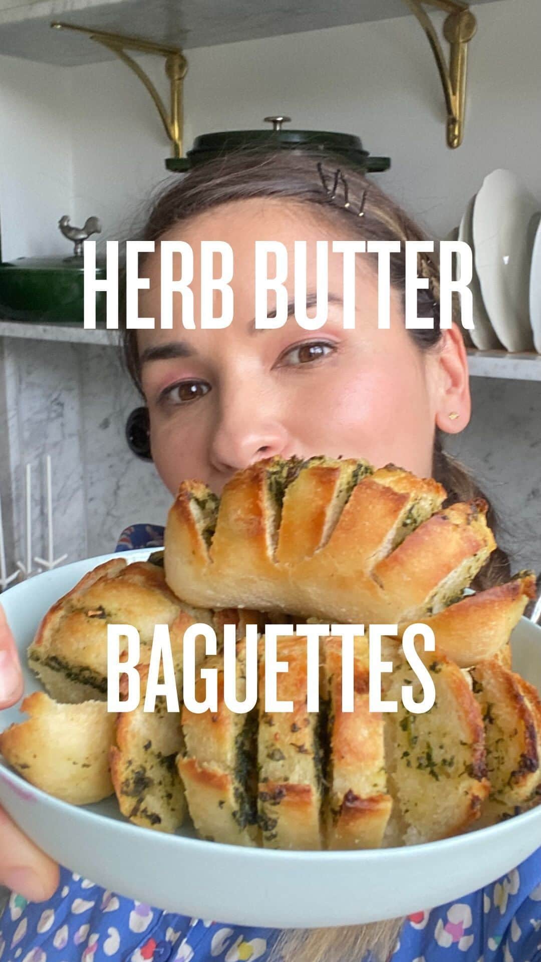 レイチェル・クーのインスタグラム：「Hot buttery herb baguettes 😍 impossible to resist when they’re straight out the oven.  The secret here is the delicate shallot flavour with their slightly garlicky finish. This is mixed with softened butter, a generous handful of fresh parsley and a pinch of sea salt  I really enjoy making mini baguettes for this recipe, which can be served individually with a good soup - see my most recent reel for a wonderful red lentil velouté that works perfectly  Head to the link in my bio to get access to the full recipe when you sign up to my exclusive newsletter ✨」