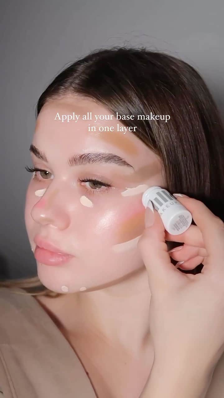 Milk Makeupのインスタグラム：「Have you tried a one-layer makeup routine before? @klaudiasyd (she/her) shows us how to save time with this quick one-layered look 😏  Full product breakdown ⬇️ ✨ Hydro Grip Primer ✨ Sculpt Stick shade ‘Toasted’ ✨ Matte Bronzer shade ‘Baked’ ✨ Lip + Cheek shade ‘Flip’ ✨ Highlighter shade ‘Turnt’ ✨ Future Fluid Concealer  ✨ Hydro Grip Set + Refresh Spray  #milkmakeup #quickmakeuproutine #makeuphacks #makeuptips」