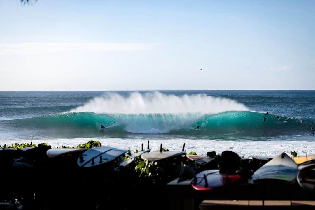 patagoniaさんのインスタグラム写真 - (patagoniaInstagram)「Eala Stewart (@ealadolla) splits peaks and almost splits photographer Ryan 'Chachi' Craig’s (@chachfiles) hair on the North Shore.」11月8日 5時13分 - patagonia