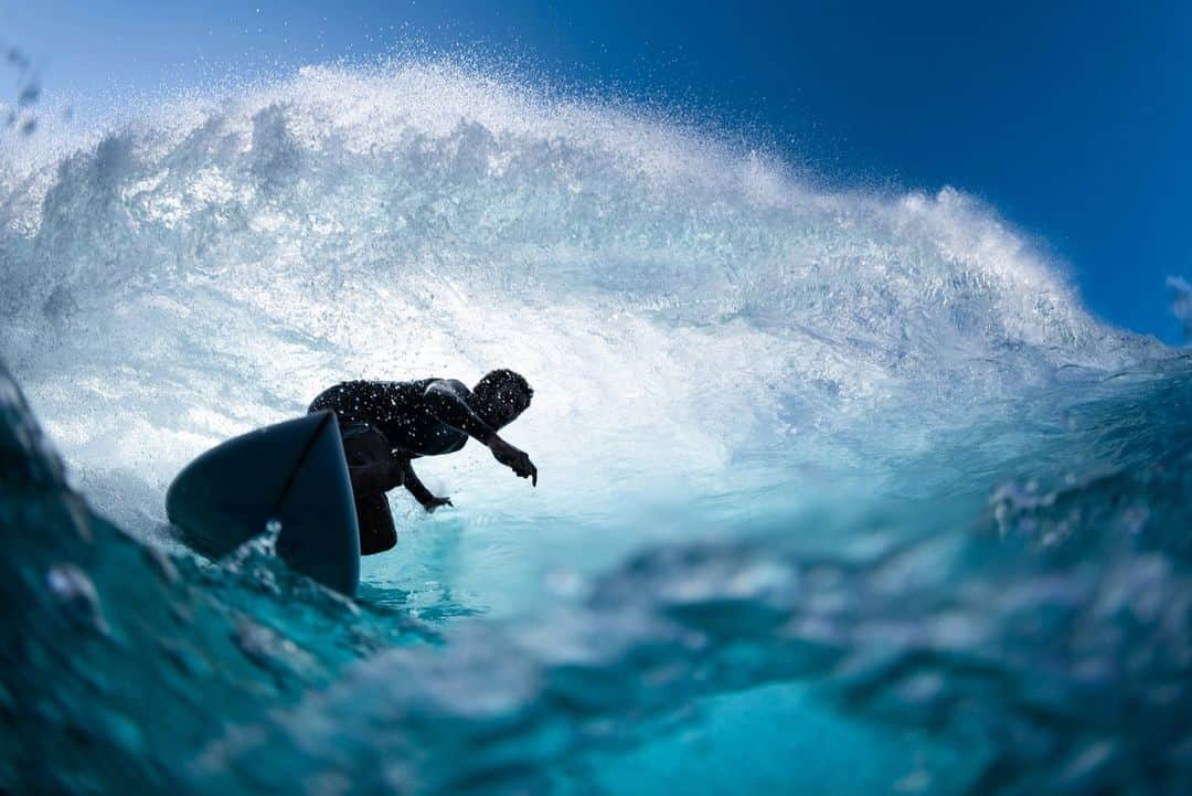 patagoniaのインスタグラム：「Eala Stewart (@ealadolla) splits peaks and almost splits photographer Ryan 'Chachi' Craig’s (@chachfiles) hair on the North Shore.」