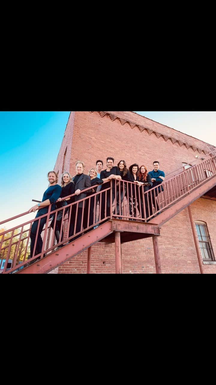 オースティン・ニコルズのインスタグラム：「Got to hang out with some great humans this weekend. Old friends. Old stories. Lots of laughs. And made a bunch of new friends. Thank you to everyone who made this happen! @danneelackles512 I’m so sorry my peace sign covered your face!  💚」