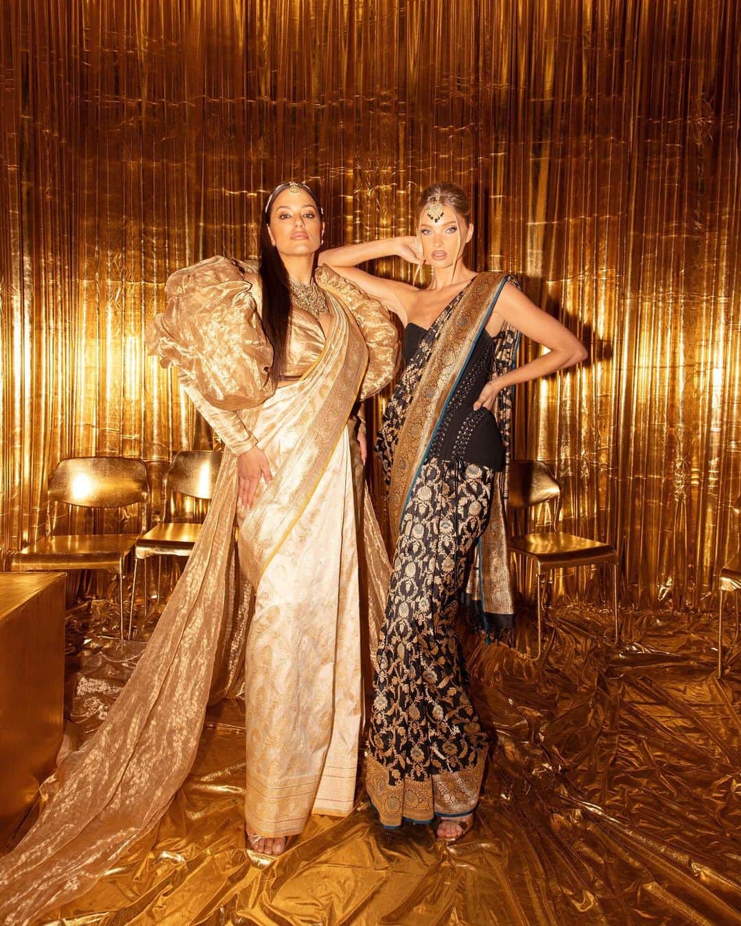 エルザ・ホスクさんのインスタグラム写真 - (エルザ・ホスクInstagram)「Still getting over our trip to India with my girl @ashleygraham celebrating the opening of the stunning @jioworldplaza , getting to wear the most gorgeous handwoven Banarasi brocade sari by @swadesh_online , an artisan-forward initiative of the Reliance Foundation. The Foundation's Chairperson, Mrs Nita Mukesh Ambani, has always been passionate about Indian crafts and culture, and SWADESH is the realisation of her dream of creating a platform to champion and empower Indian artisans to take their rightful place on the global stage. ❤️ thank you for this unforgettable trip, already want to go back and explore more of India!」11月8日 5時24分 - hoskelsa