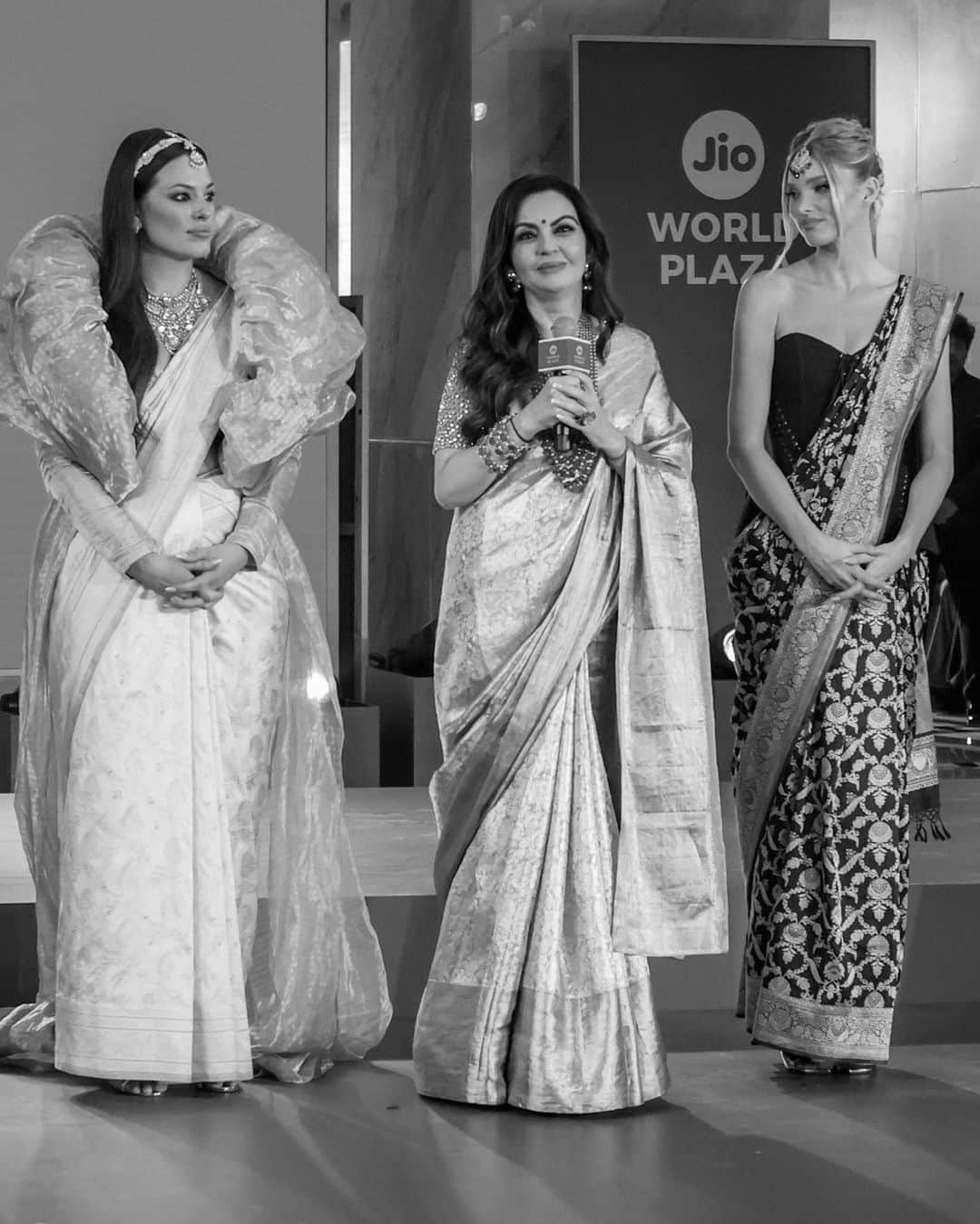 エルザ・ホスクさんのインスタグラム写真 - (エルザ・ホスクInstagram)「Still getting over our trip to India with my girl @ashleygraham celebrating the opening of the stunning @jioworldplaza , getting to wear the most gorgeous handwoven Banarasi brocade sari by @swadesh_online , an artisan-forward initiative of the Reliance Foundation. The Foundation's Chairperson, Mrs Nita Mukesh Ambani, has always been passionate about Indian crafts and culture, and SWADESH is the realisation of her dream of creating a platform to champion and empower Indian artisans to take their rightful place on the global stage. ❤️ thank you for this unforgettable trip, already want to go back and explore more of India!」11月8日 5時24分 - hoskelsa