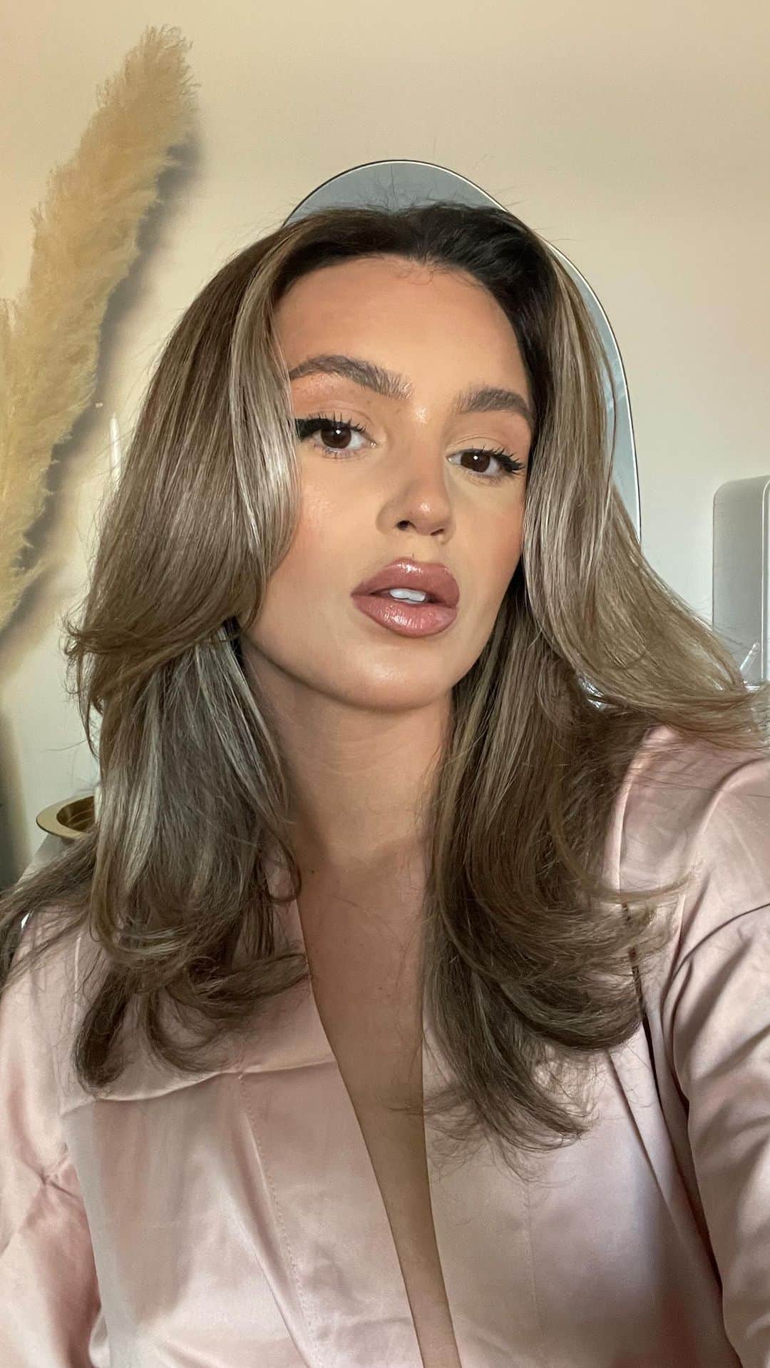 Val Mercadoのインスタグラム：「Back like it’s 2016! 🫶🏼💕 My 20 minute 90’s blowout look using the Revlon blow dry brush - it’s easy, sexy and fresh!  + a GIVEAWAY if we can get to 4k followers on TikTok by tonight! Just comment this post and follow me on TikTok @ theValmercado⭐️⭐️⭐️ I miss making content! What do you guys want to see next?」