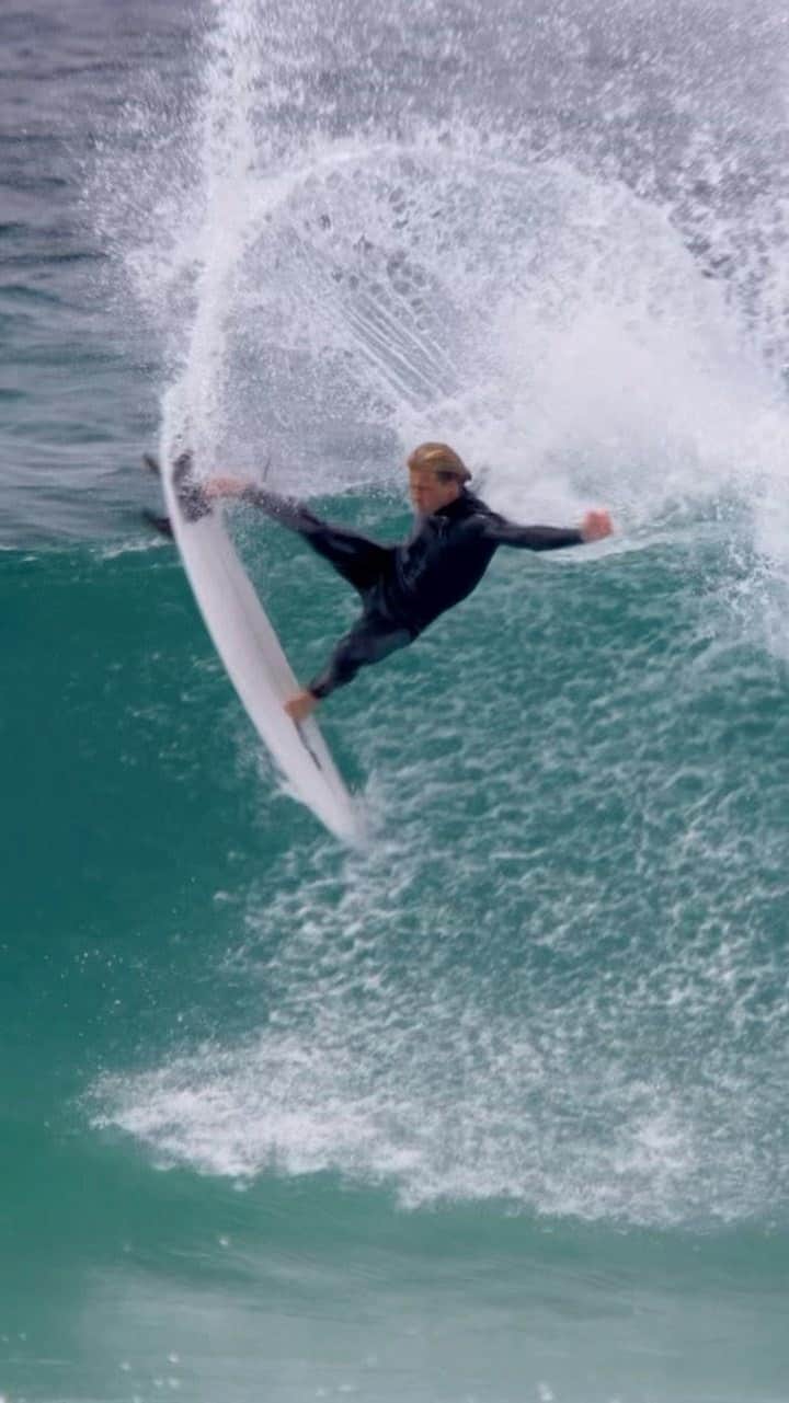 ジュリアン・ウィルソンのインスタグラム：「So excited & proud to welcome one of my favourite surfers with one of the biggest & brightest futures to the @rivvia.projects team.   Full edit coming soon, but until then let this wave of @calebtancred blow your mind just like you can clearly hear it did mine, @jimmylees & @boskophoto_ on the beach that day.   🤯 = 🔉🆙」