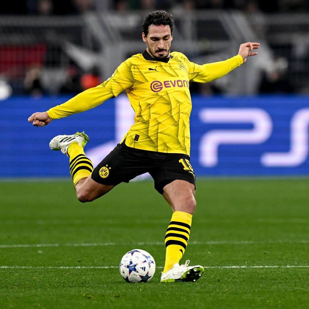 マッツ・フメルスさんのインスタグラム写真 - (マッツ・フメルスInstagram)「Big Win. In der @championsleague Gruppe sieht das jetzt sehr gut aus. Besonders nach dem sehr misslungenen Samstag tut das sehr gut 🙌🏻⚫️🟡」11月8日 5時26分 - aussenrist15